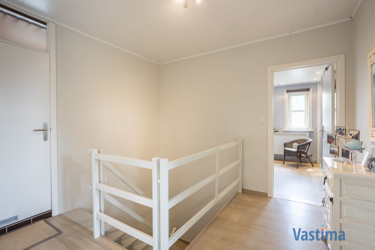 Halfopen gezinswoning met 3-4 slaapkamers en extra garage foto 16