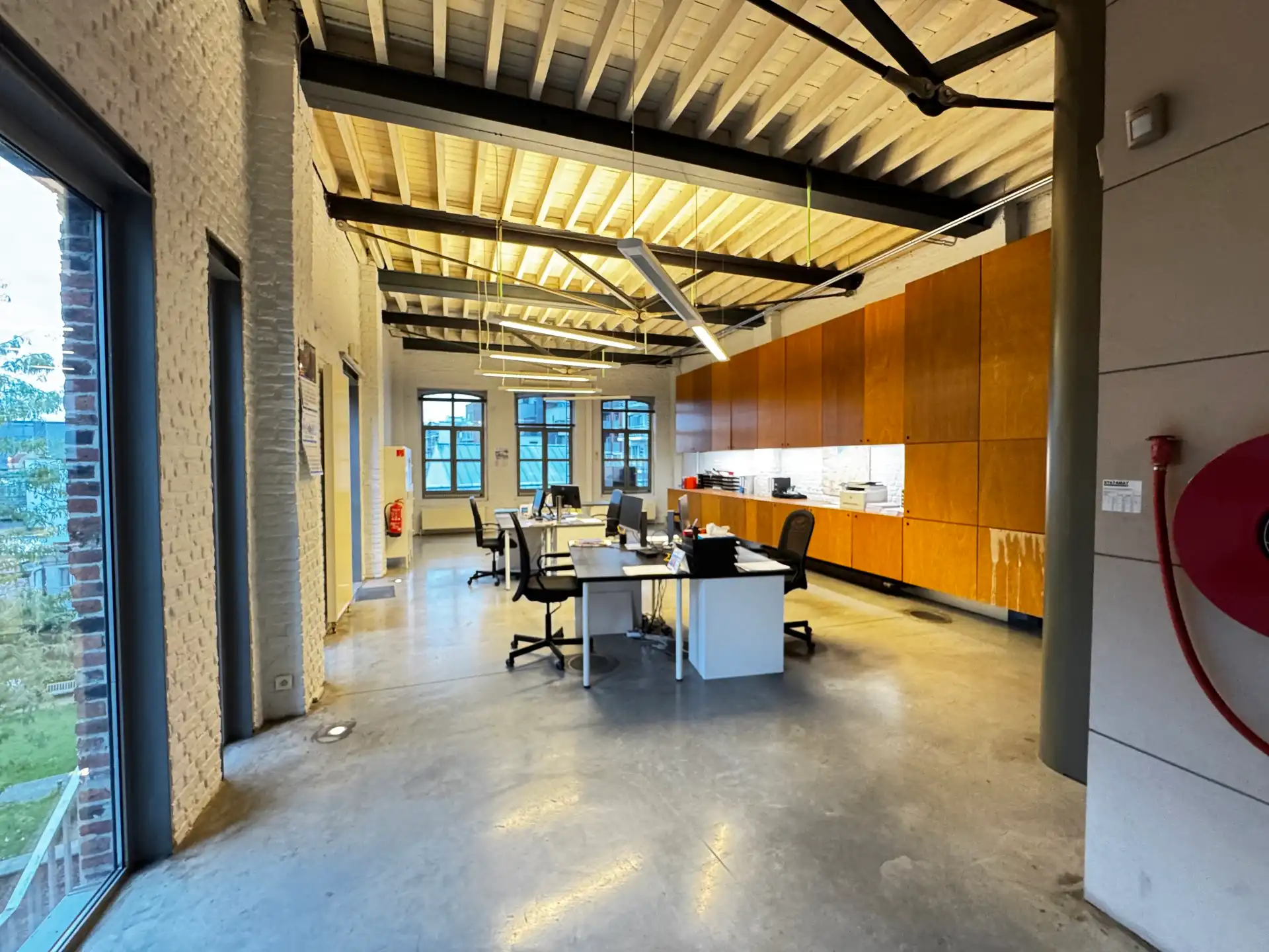 Instapklaar kantoor in loftstijl te huur te Antwerpen! foto 5