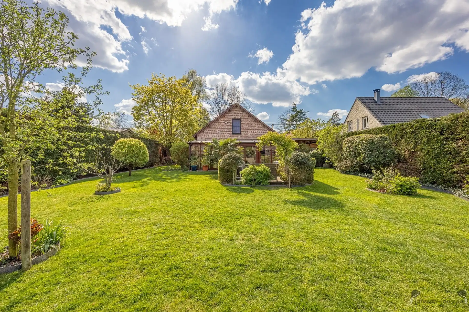 Instapklare woning met verzorgde tuin op een perceel van 810 m² foto 3
