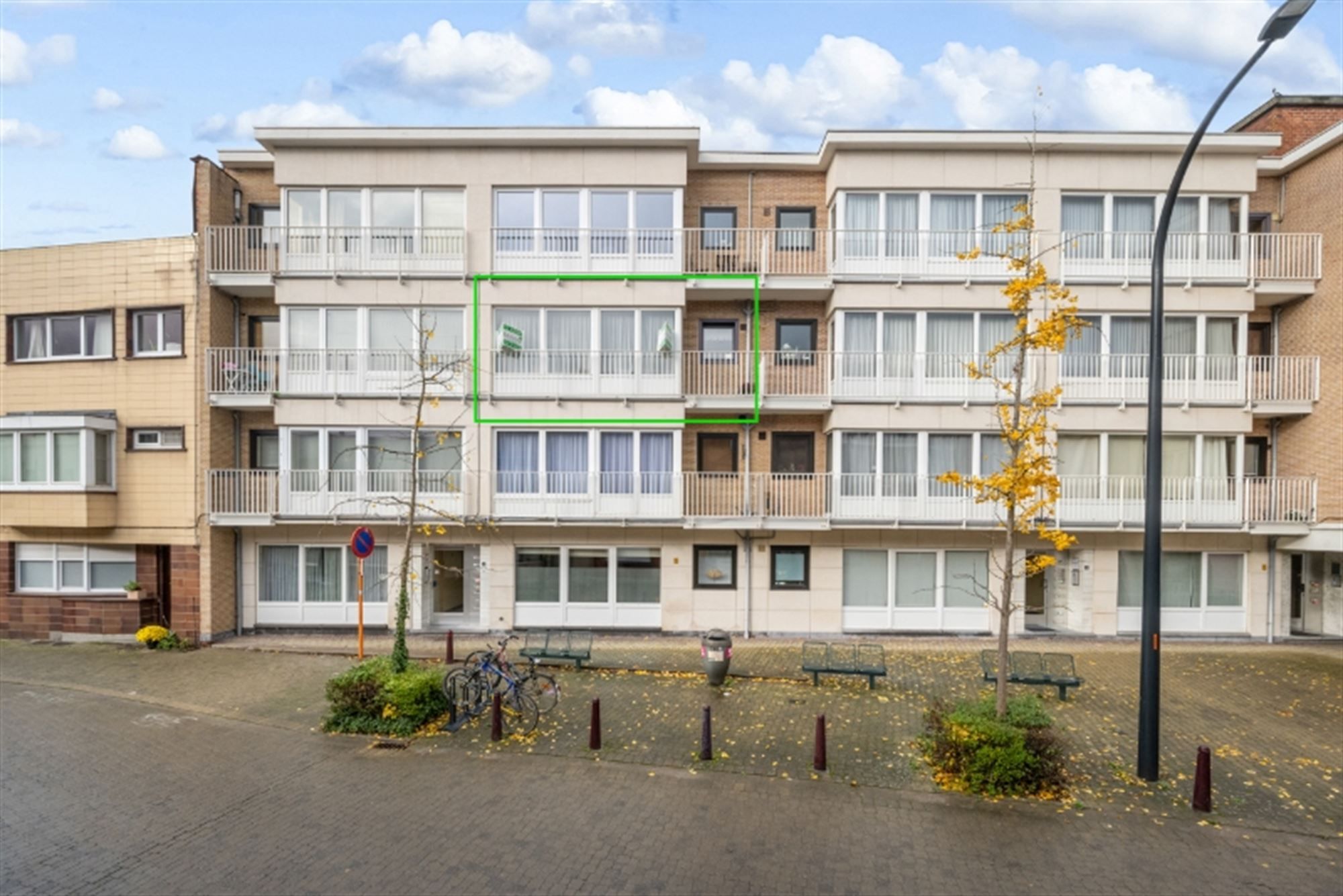 Deels gerenoveerd appartement met 2 slaapkamers in straat met enkel plaatselijk verkeer foto 1