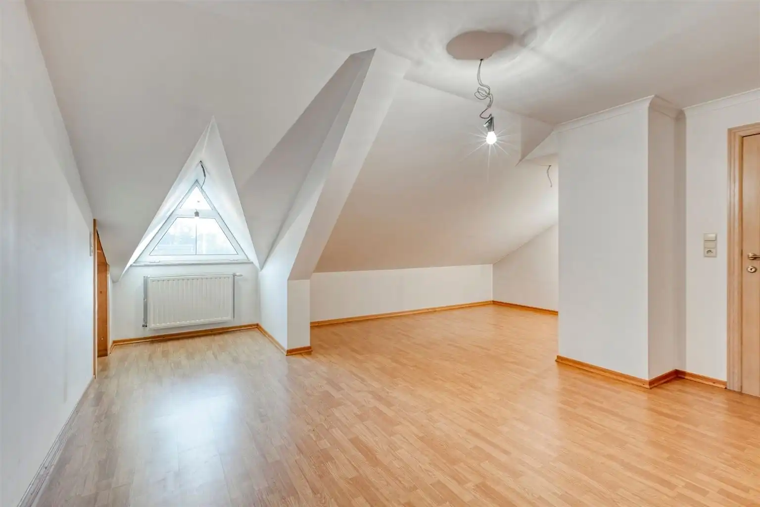 Ruime, vrijstaande woning op een perceel van 965m2 met 3 slaapkamers, inpandige garage en tuin, rustig doch centraal gelegen in Oud-Dilsen. foto 20