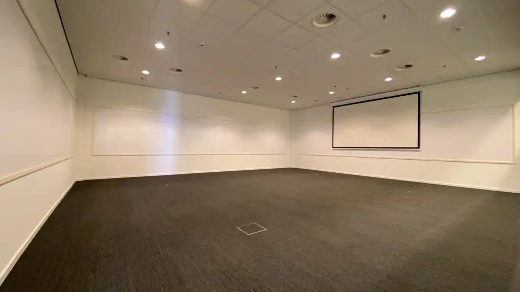 Instapklaar kantoor te huur nabij R8 in Kortrijk foto 10