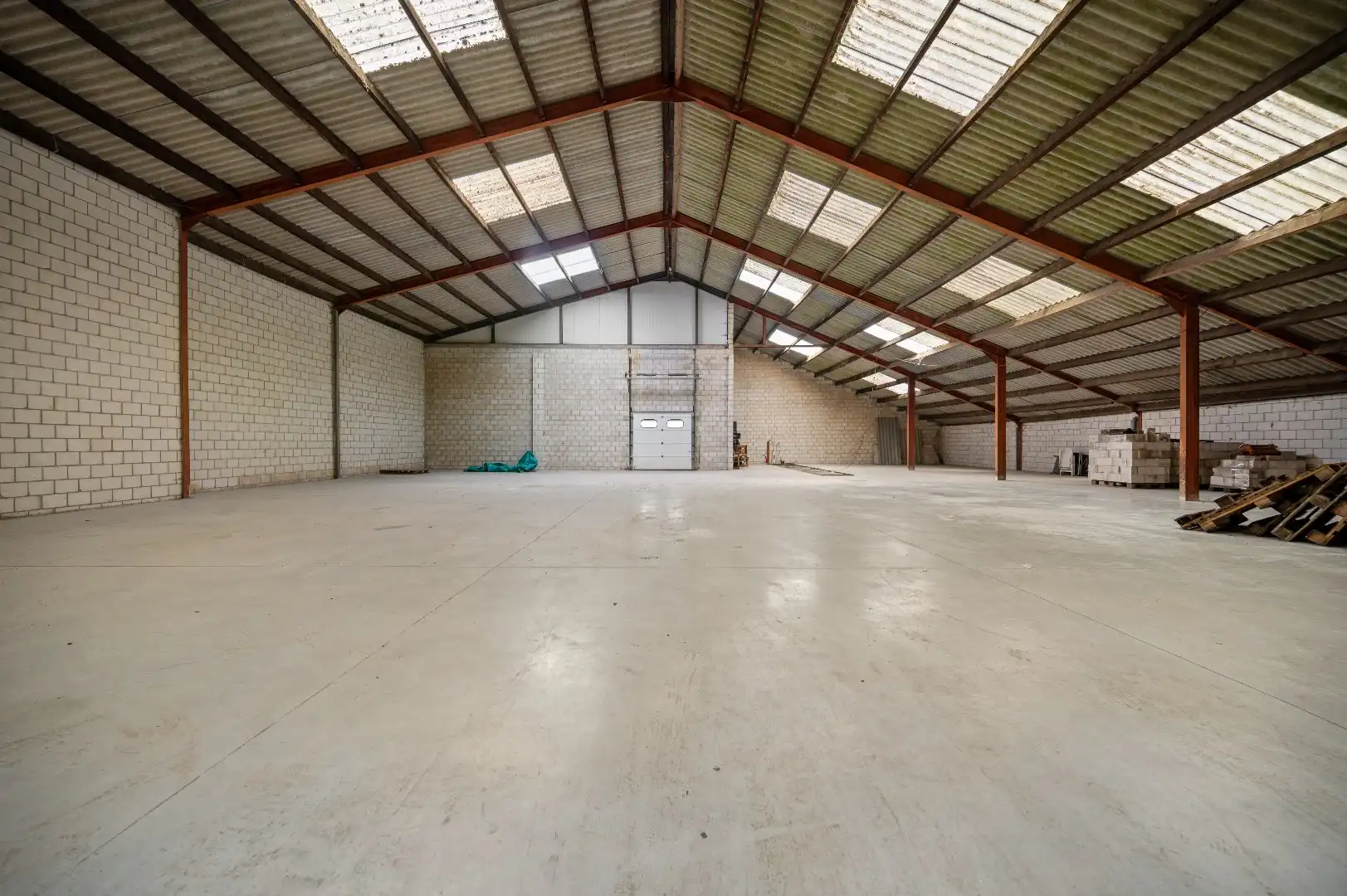 Te renoveren woning met ruime loods en stockagemogelijkheden  foto 3