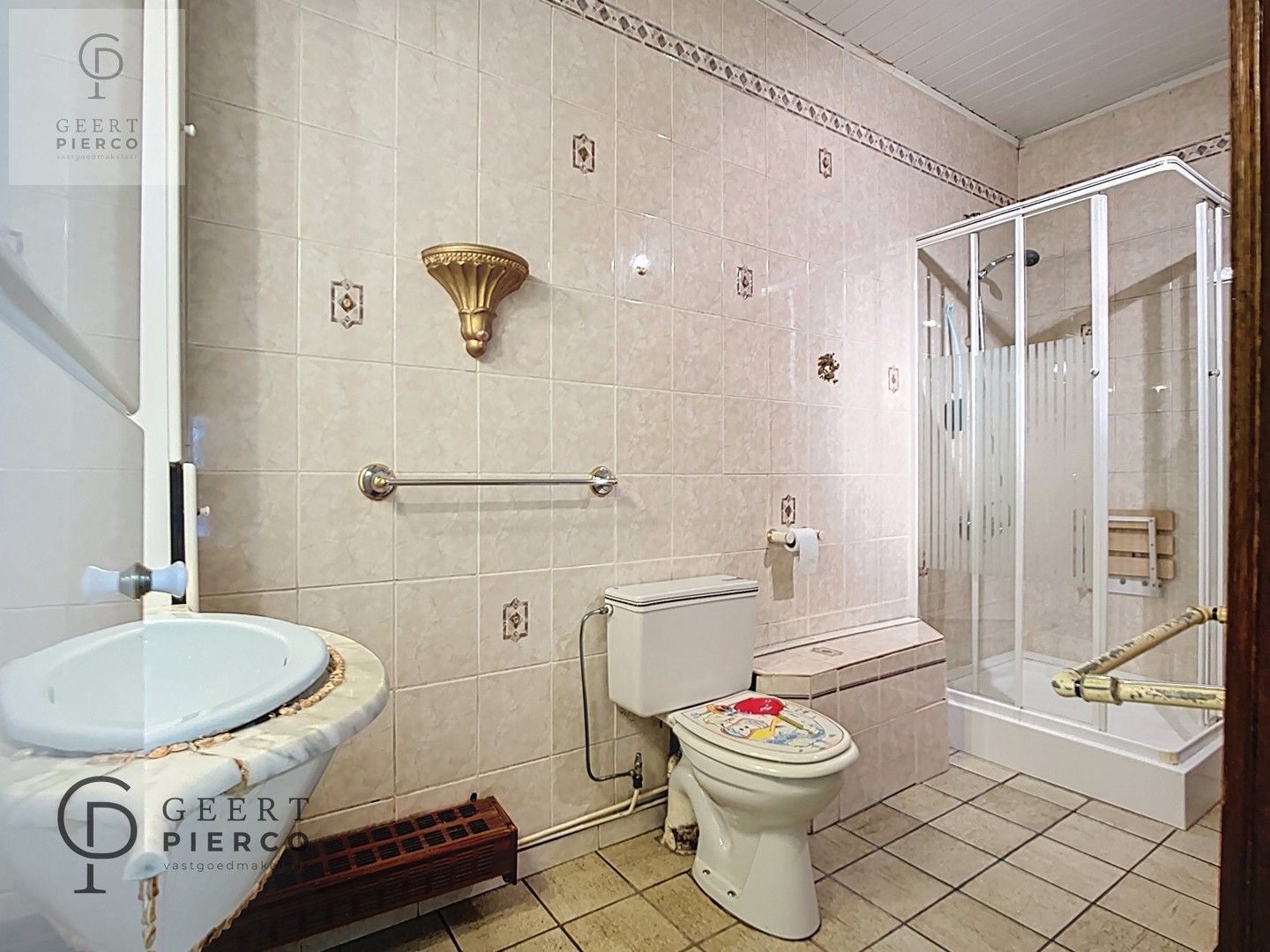 Deze te renoveren woning is gelegen in het landelijke Rumsdorp en dit op slechts enkele minuten rijden van Landen, Zoutleeuw en Tienen. foto 12