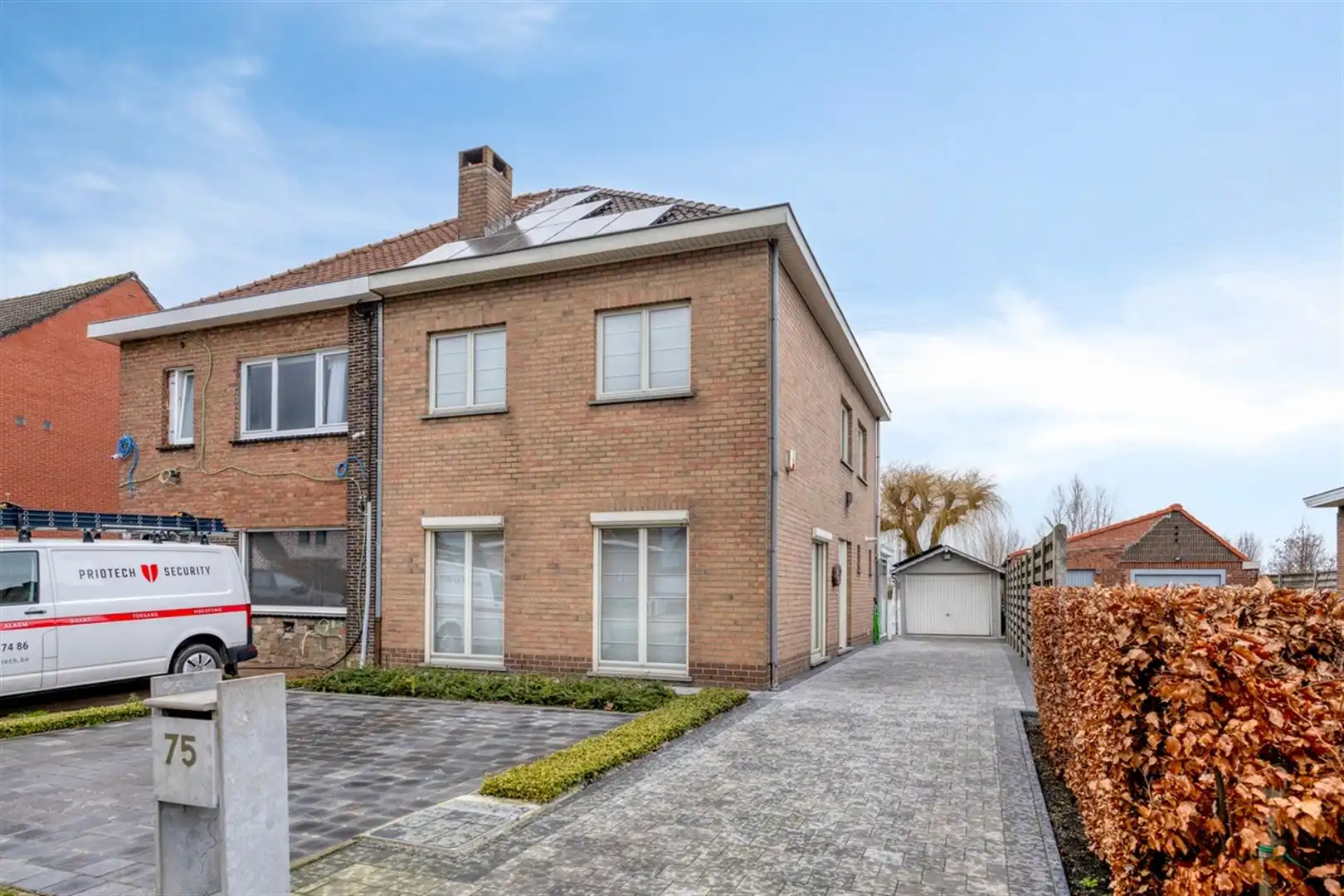 Goed onderhouden en mooi afgewerkte woning op een toplocatie te Oostakker.  foto {{pictureIndex}}