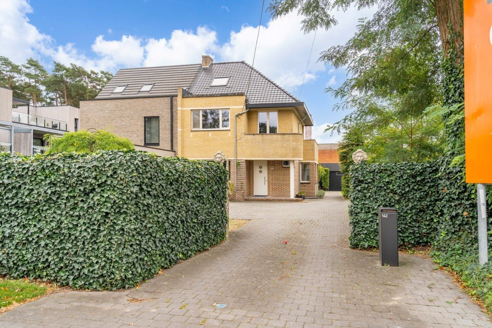 Hoofdfoto van de publicatie: Gerenoveerde halfvrijstaande woning met bijzonder veel karakter, op 4a 99ca vlakbij het centrum van Genk. 