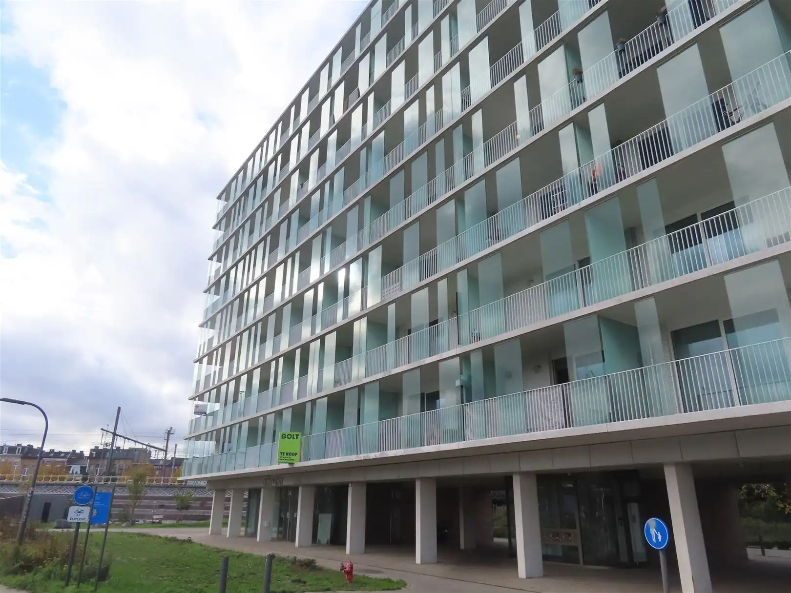 Knap gemeubeld beginners appartement met terras én parking! foto 17