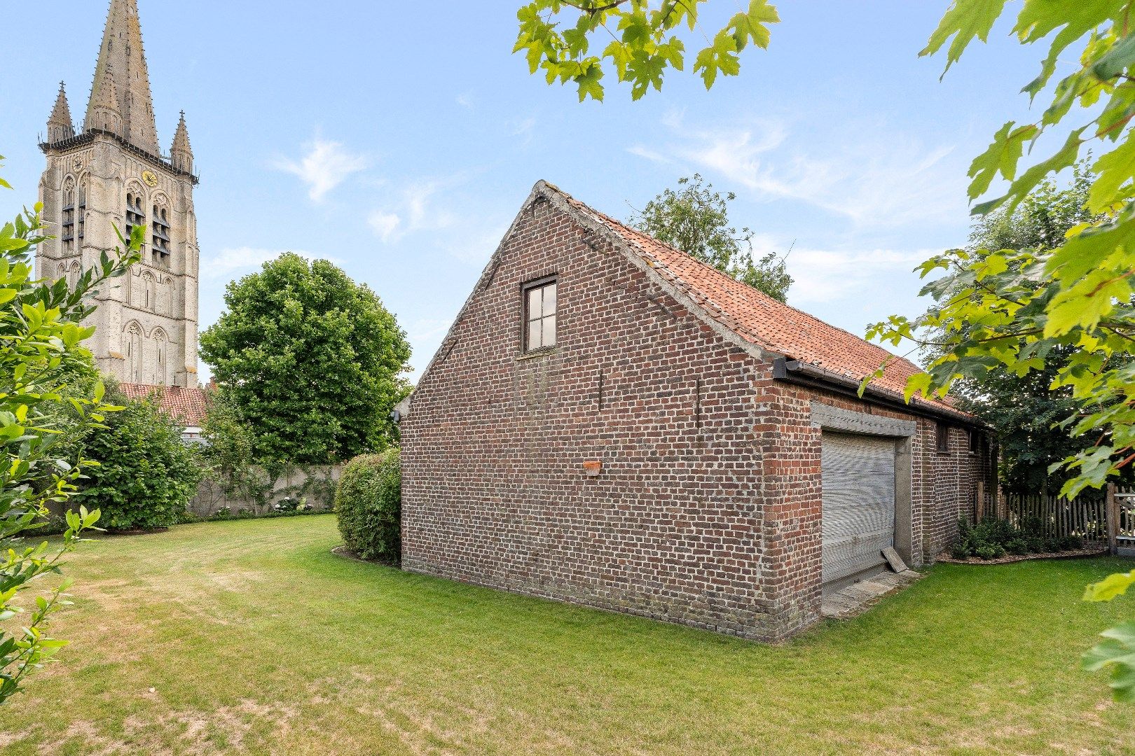 Ruime woning met 4 slaapkamers en groot stuk bouwgrond in het hartje van Poperinge foto 4