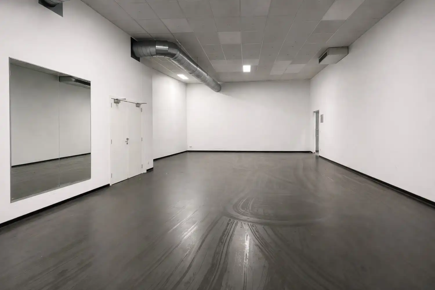 Polyvalente zaal (100m²) met ruime parking foto 4