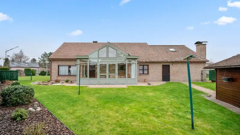 Landhuis van 278m² met 4 slpks op 12 are nabij het centrum foto 3