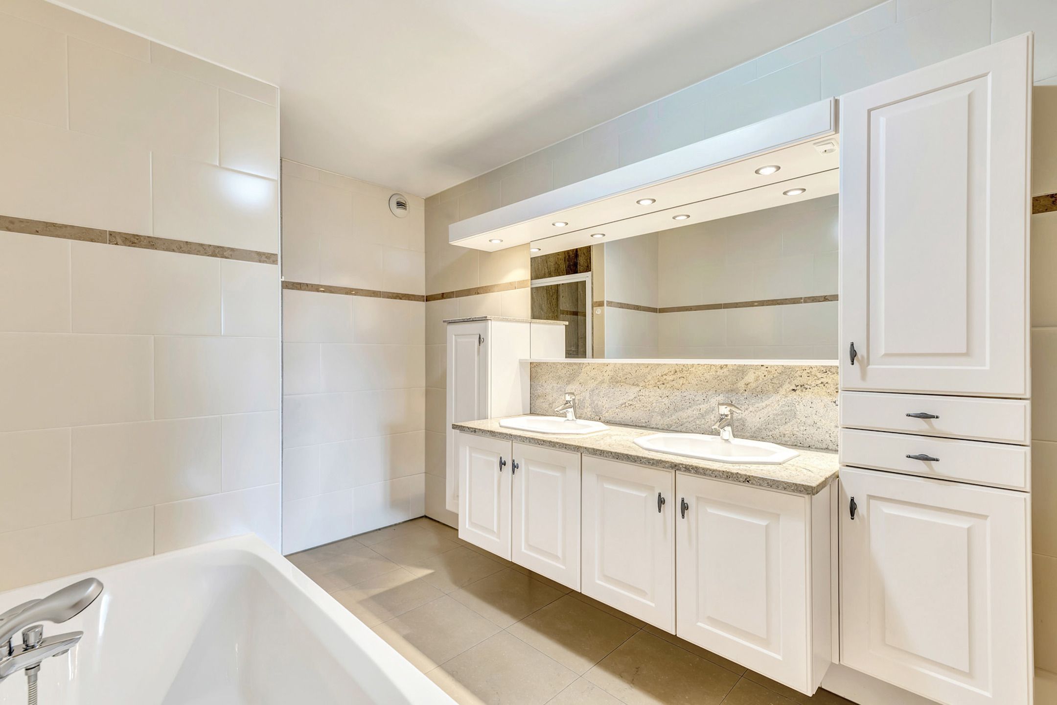 Instapklaar appartement met terras en garage op centrale ligging foto 15