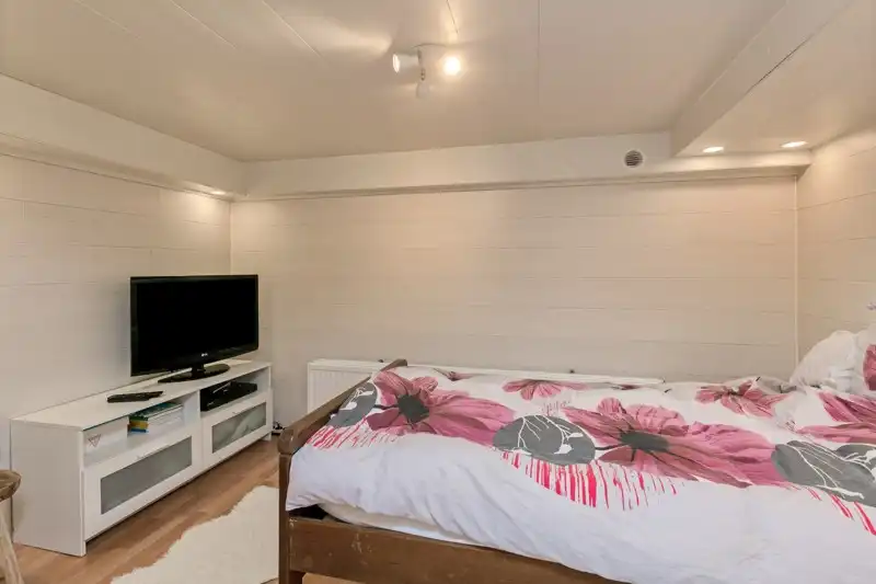 GELIJKVLOERSAPPARTEMENT MET TUIN EN GARAGE IN KONINGSLO foto 17