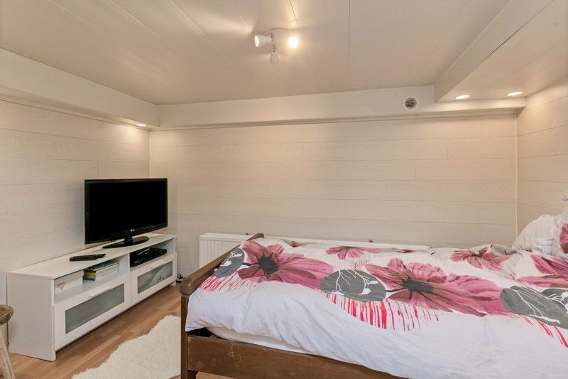 GELIJKVLOERSAPPARTEMENT MET TUIN EN GARAGE IN KONINGSLO foto 17