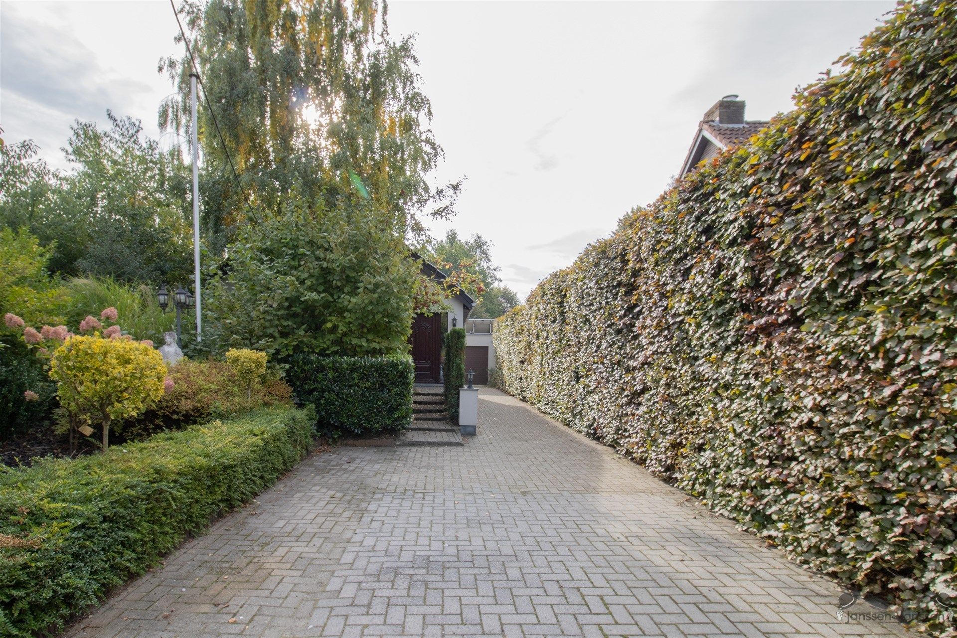 Instapklare woning met 2 slaapkamers, bijgebouwen en zonnig terras in rustige woonwijk foto 18