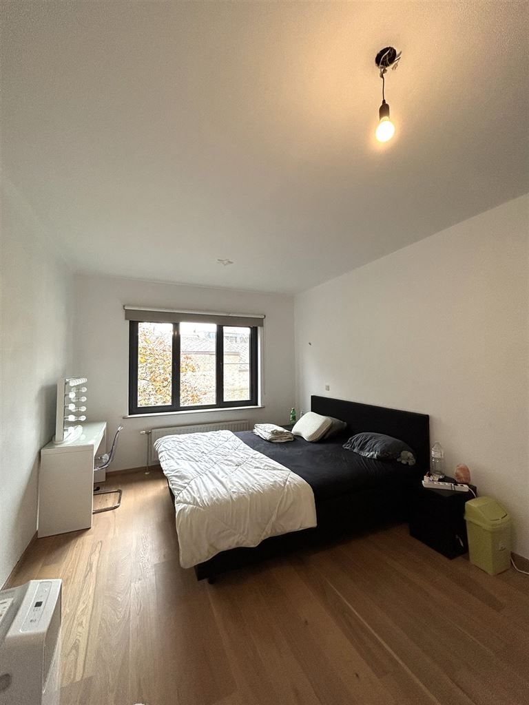 Mooi appartement met 2 slaapkamers, ruime woonkamer gelegen vlakbij de markt van Maaseik. foto 6