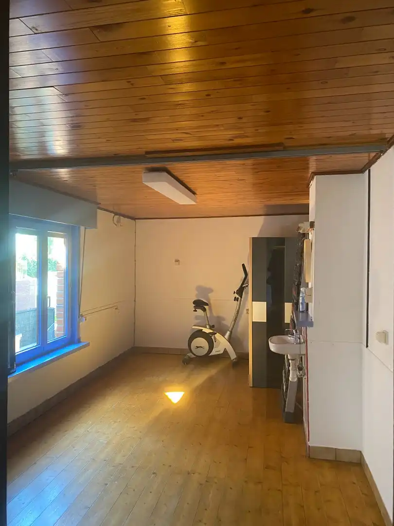 Centraal gelegen te renoveren woning met ruime garage en achterliggende tuin foto 9