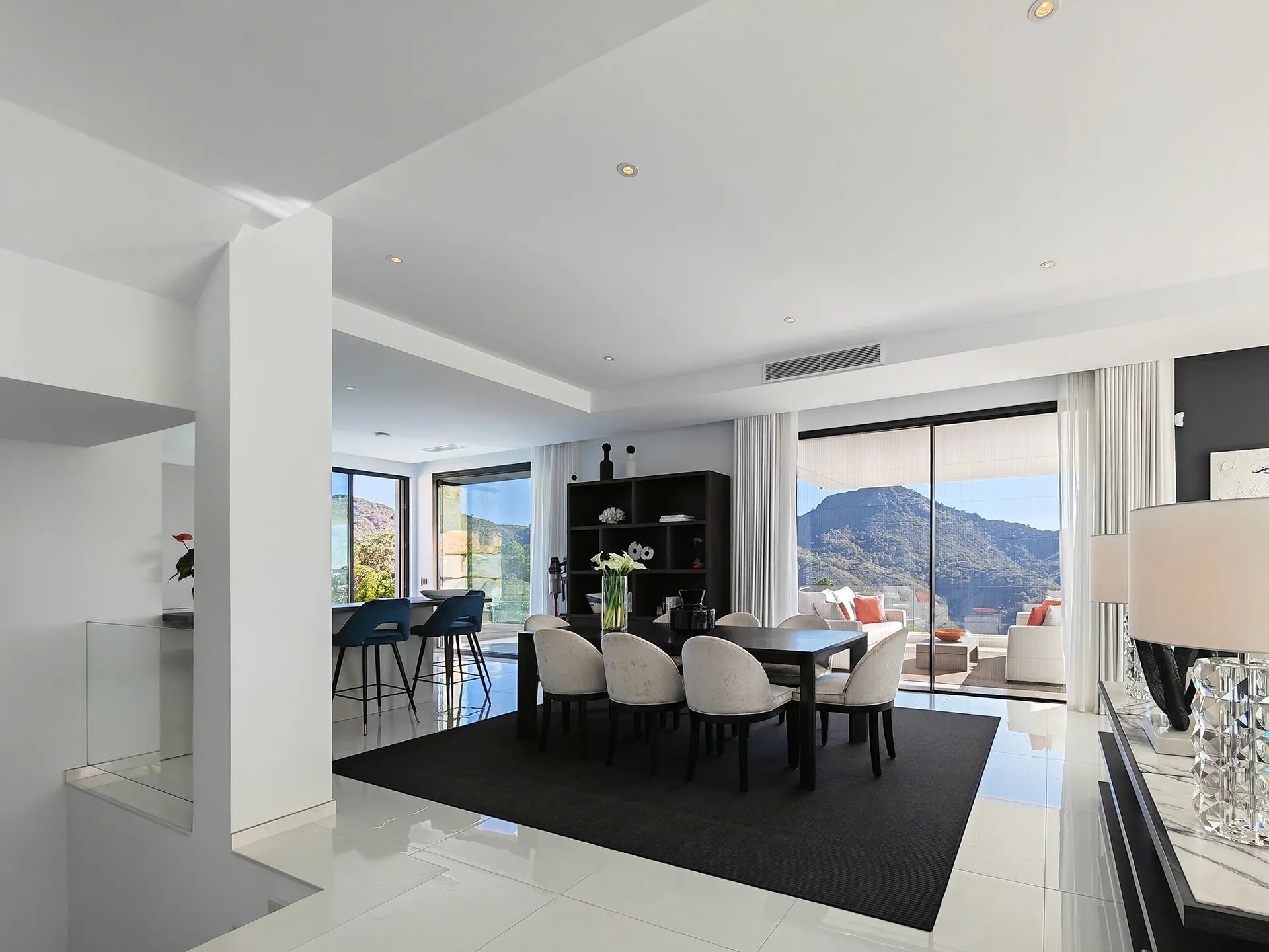Exclusieve moderne villa in Benahavis met spectaculair uitzicht op zee en bergen! foto 4