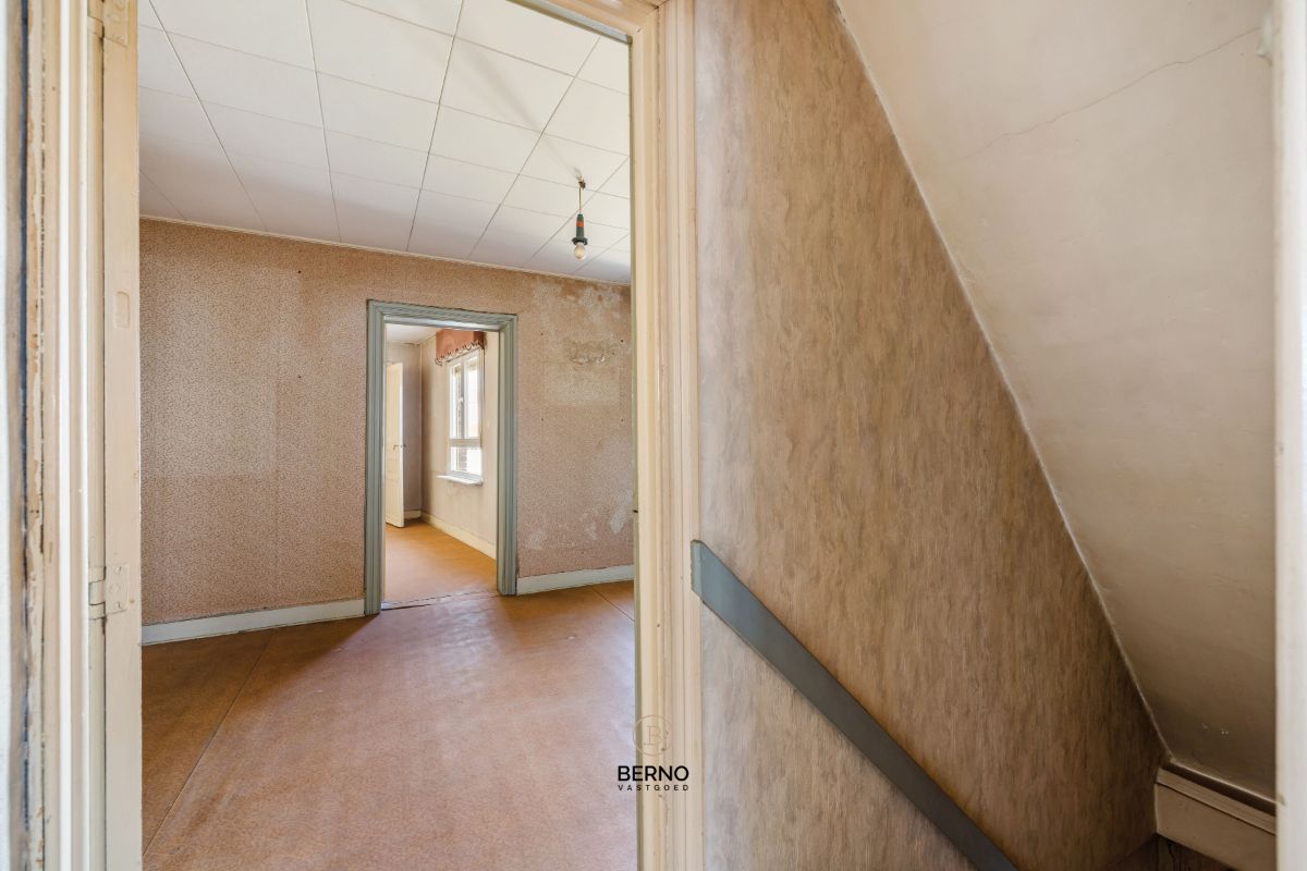 Te renoveren, ruime rijwoning met tuin en garageboxen foto 11