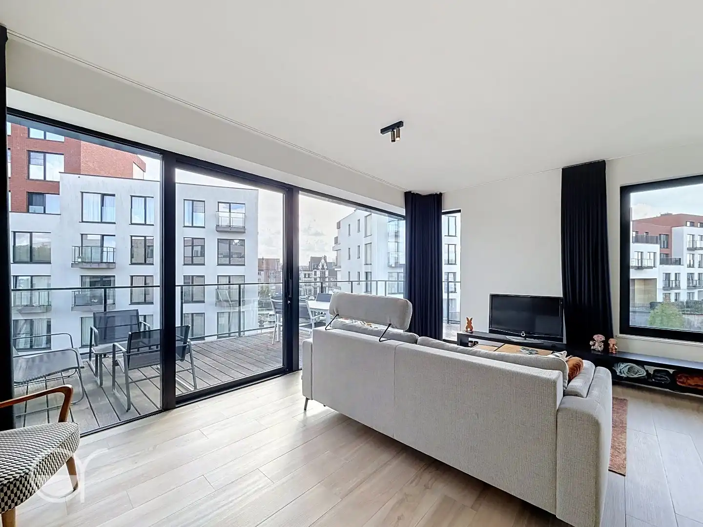 Ruim en lichtrijk tweeslaapkamerappartement met autostaanplaats te huur foto 3