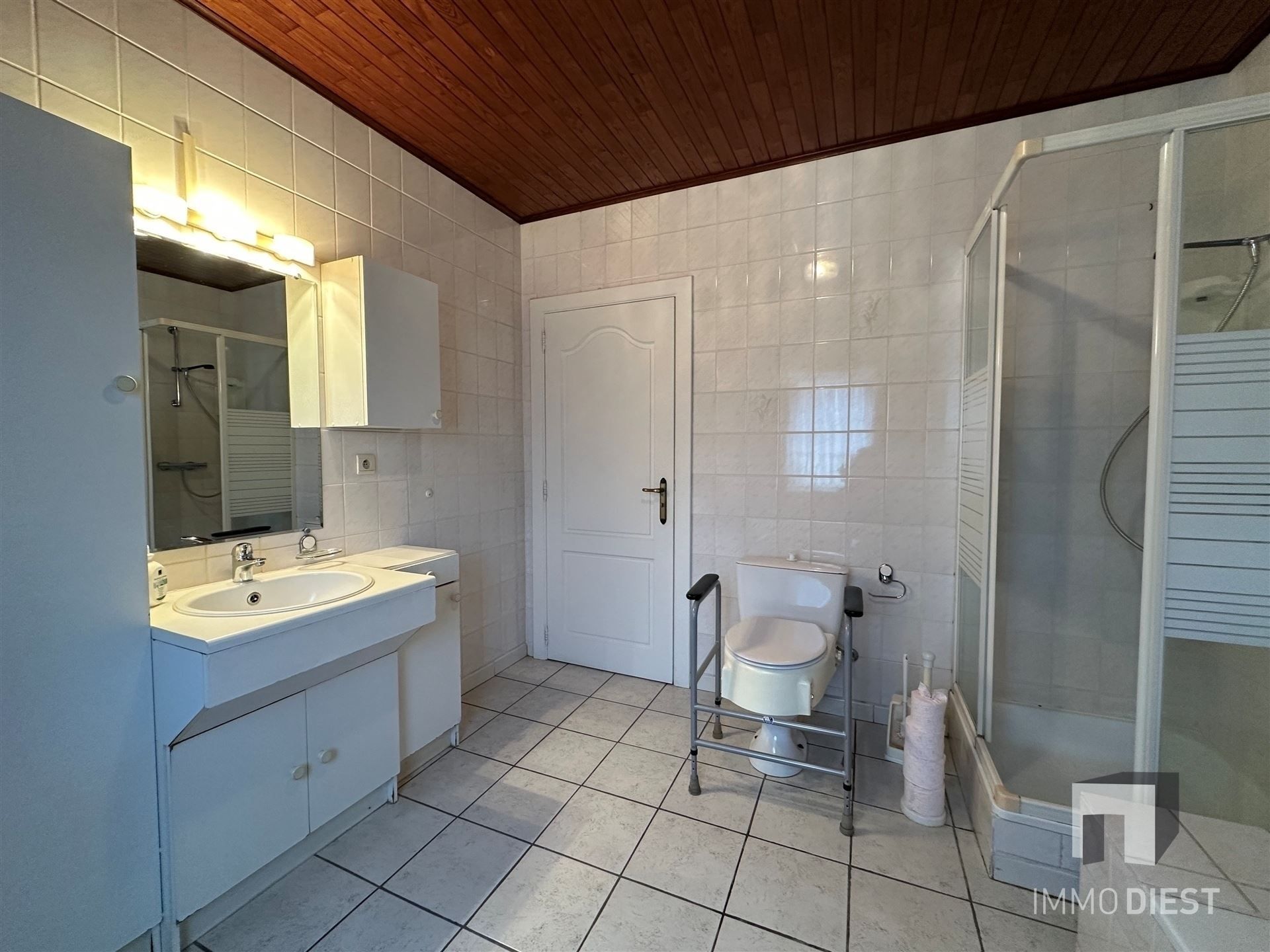 Instapklare woning met grote garage en stalling foto 16