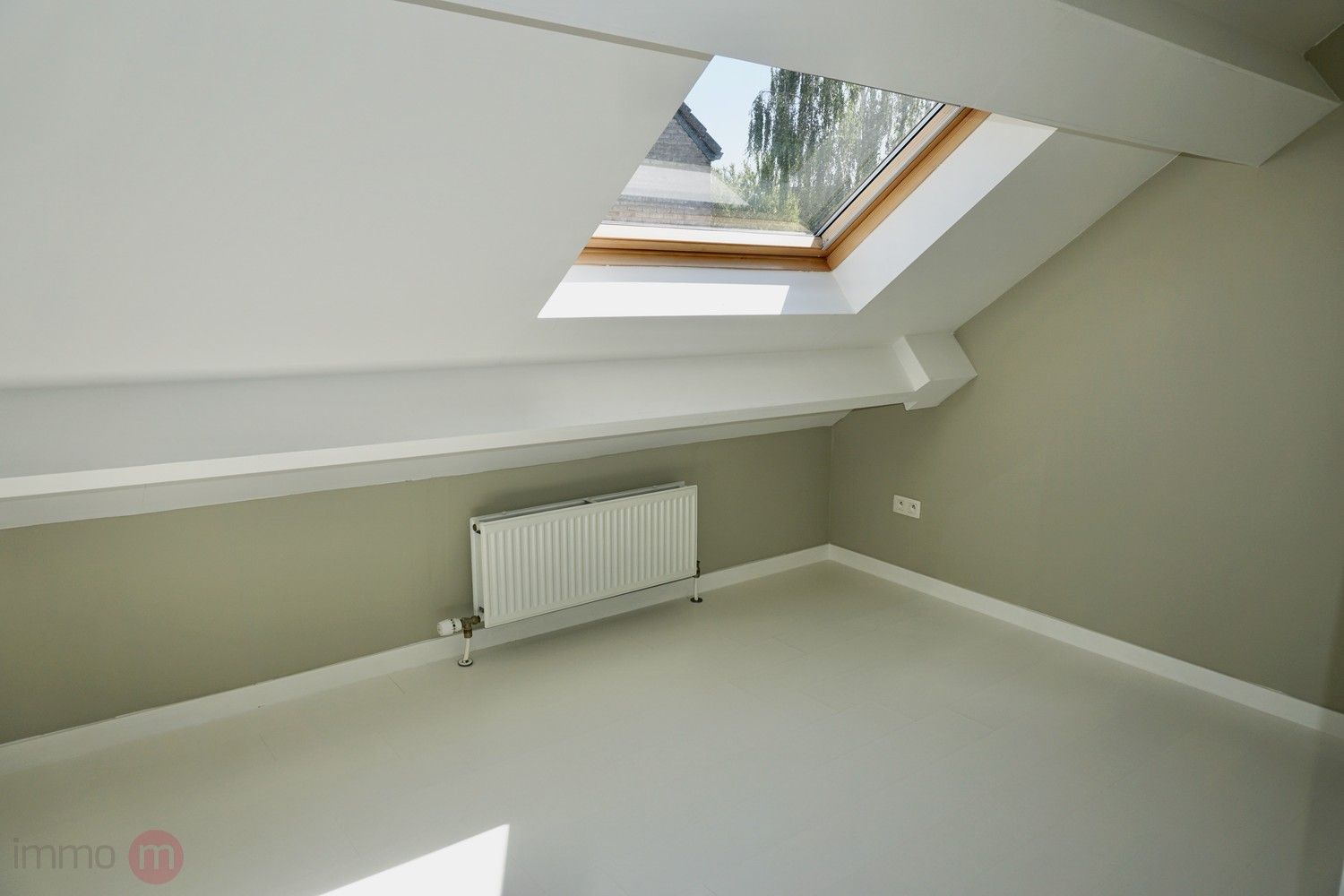 Ruime halfopen ééngezinswoning met 5 slaapkamers en een grote tuin. foto 16