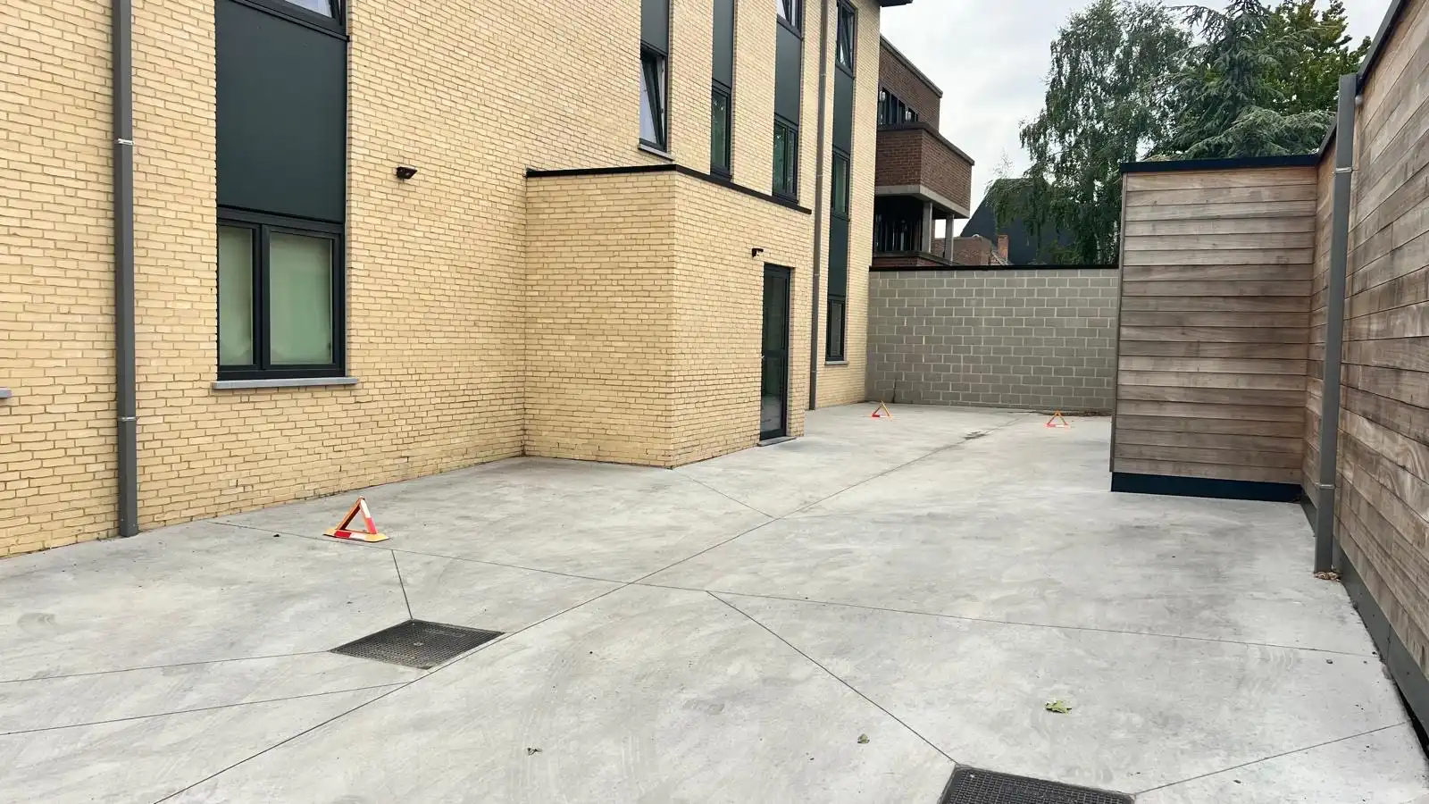 Bovengrondse autostaanplaats gelegen te Evergem. foto 2