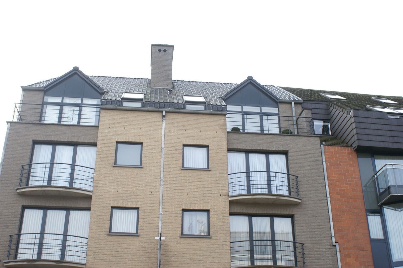 Duplex-appartement met 2 slaapkamers vlakbij centrum en station van Sint-Truiden foto {{pictureIndex}}