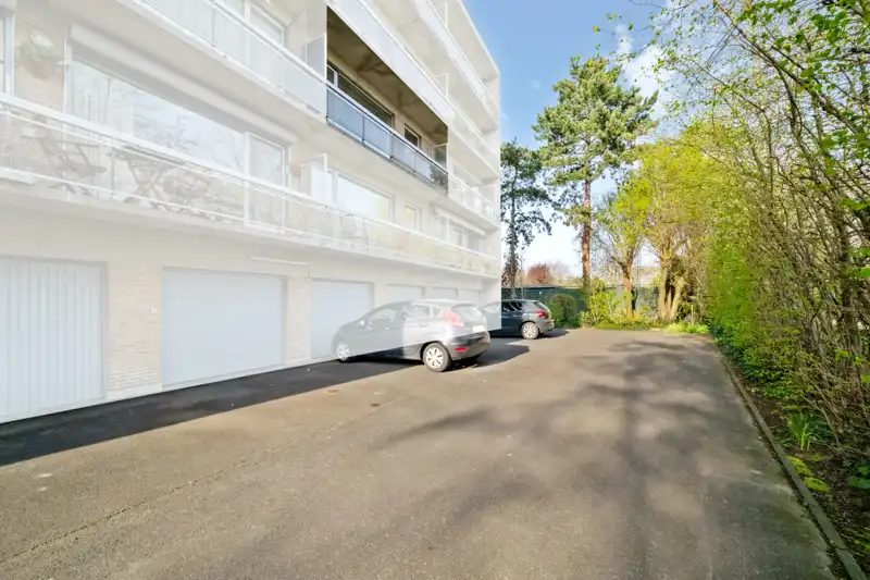 Roeselare-stadsrand. Leuk gelegen twee-slaapkamerappartement van 83m2 met 2 terrassen van 8.50m2. In 't groen op een boogscheut van 't centrum. Als investering of als betaalbare starter ! foto 2