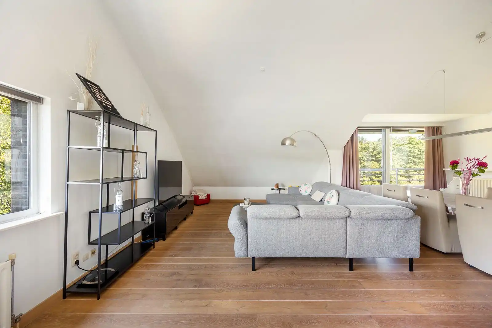 Lichtrijk appartement met terras en 3 staanplaatsen in Brasschaat. foto 6