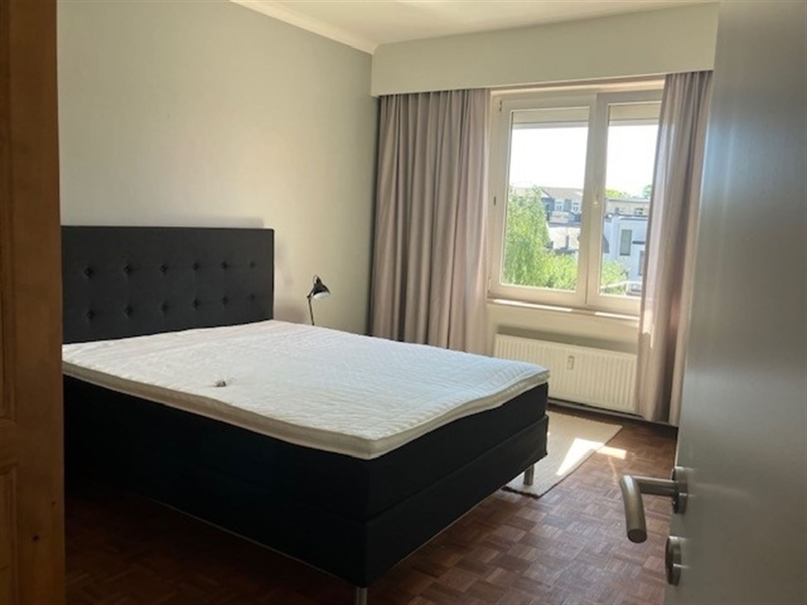 Gemeubeld appartement met 2 slaapkamers, terras en parking! foto 9