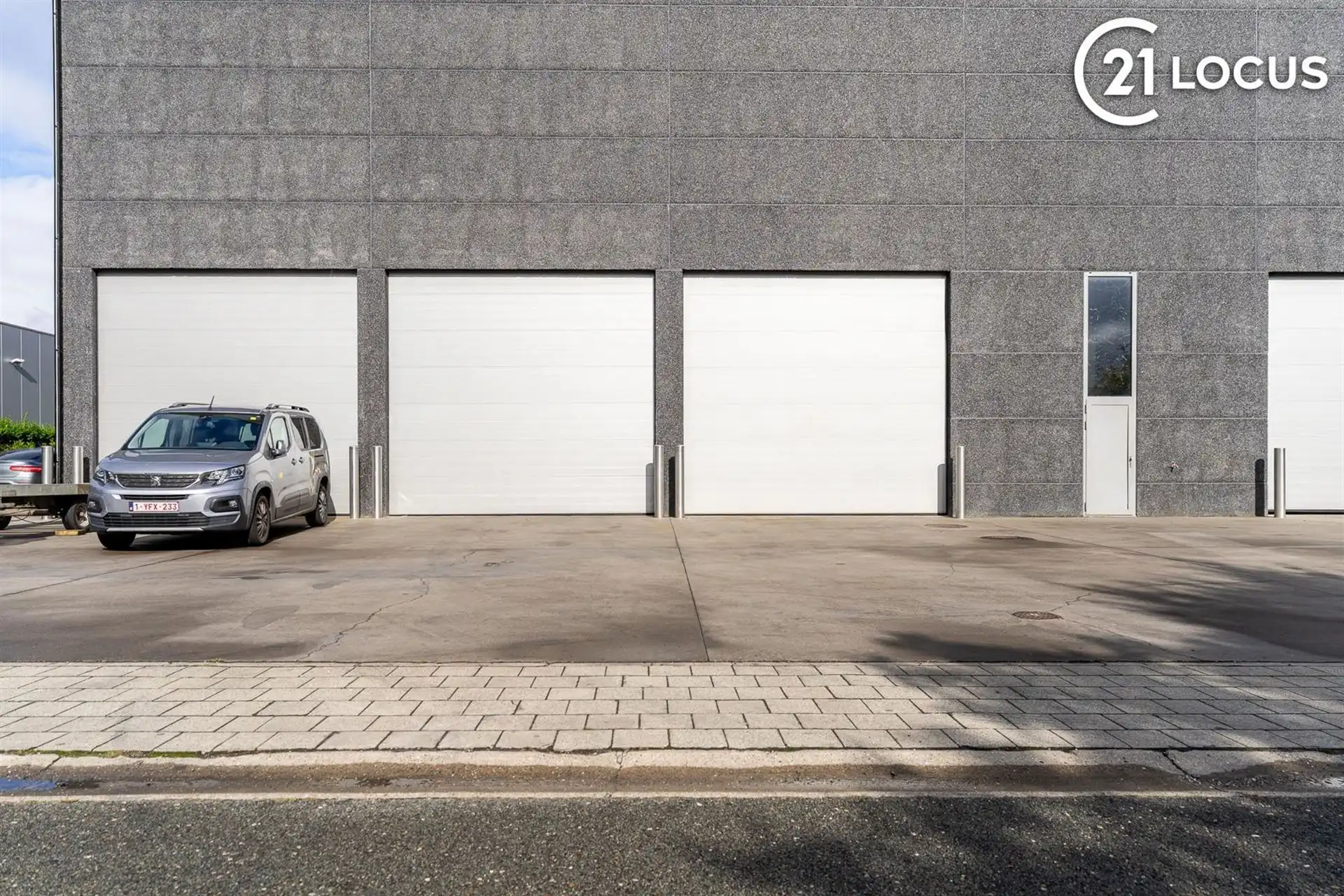 Ruim Magazijn/opslagplaats (850 m²) te Huur in Beveren foto {{pictureIndex}}