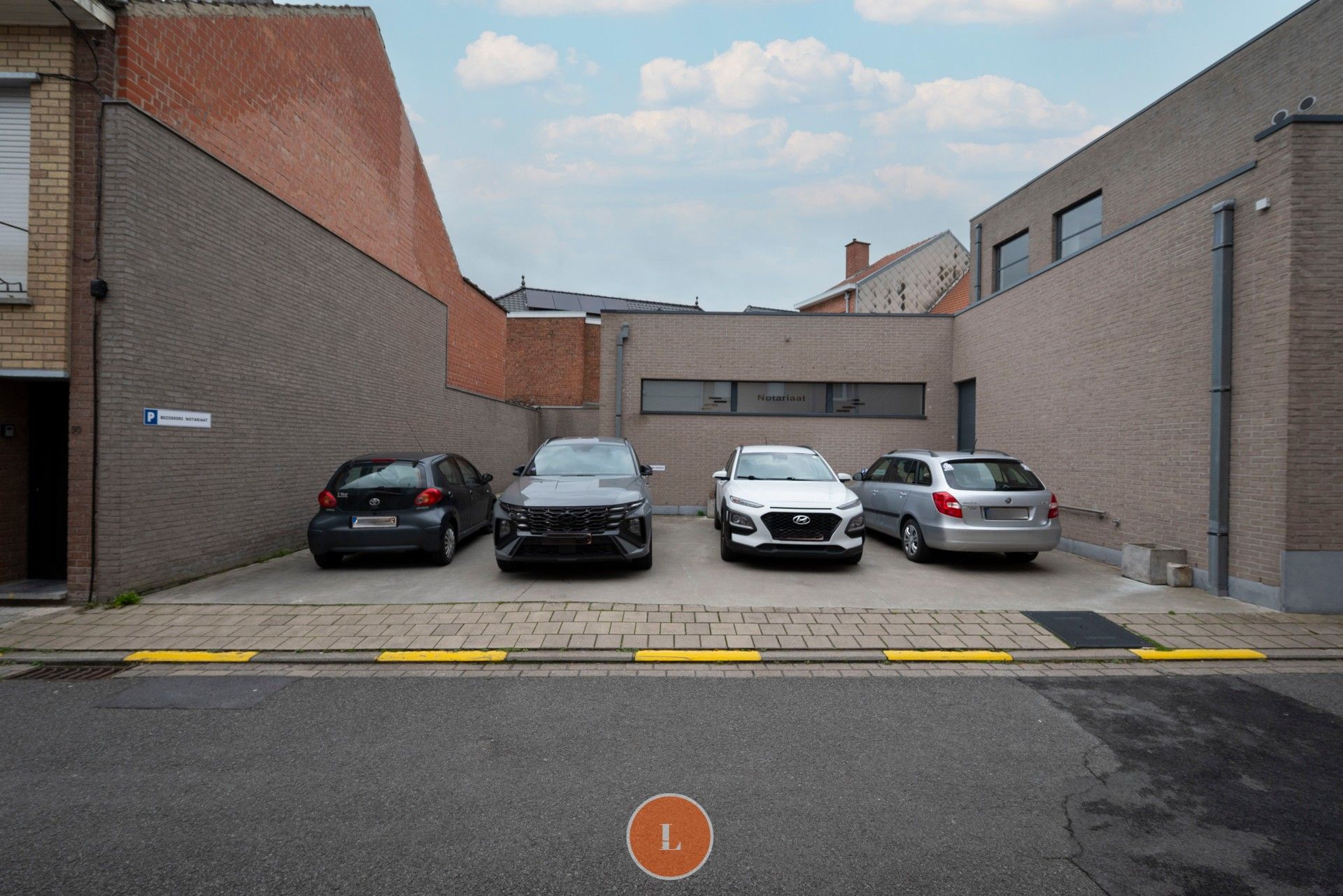 Instapklaar kantoor in hartje centrum met parking foto 2