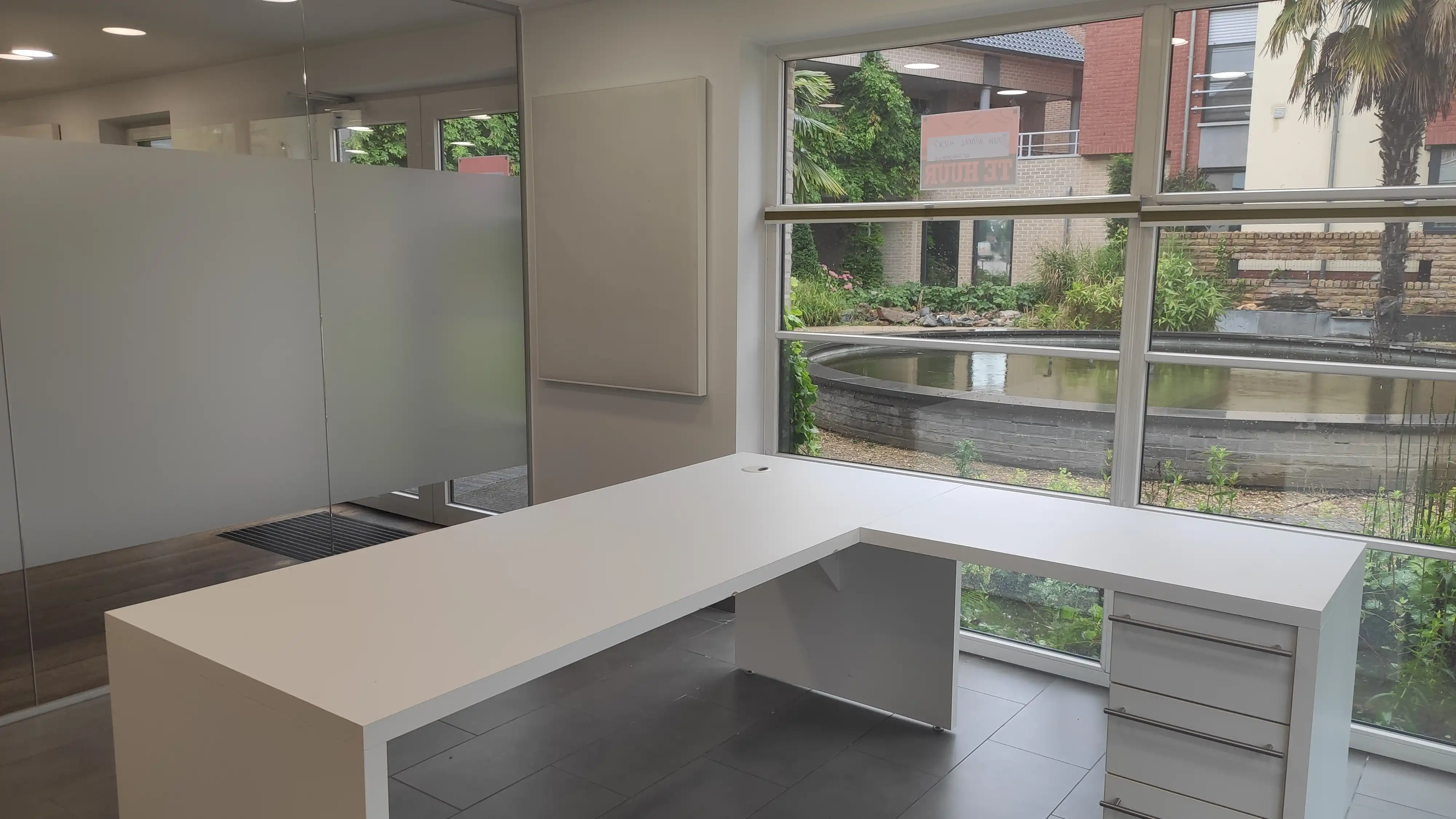 Modern en instapklaar kantoor/handelspand op toplocatie in Peer foto 4