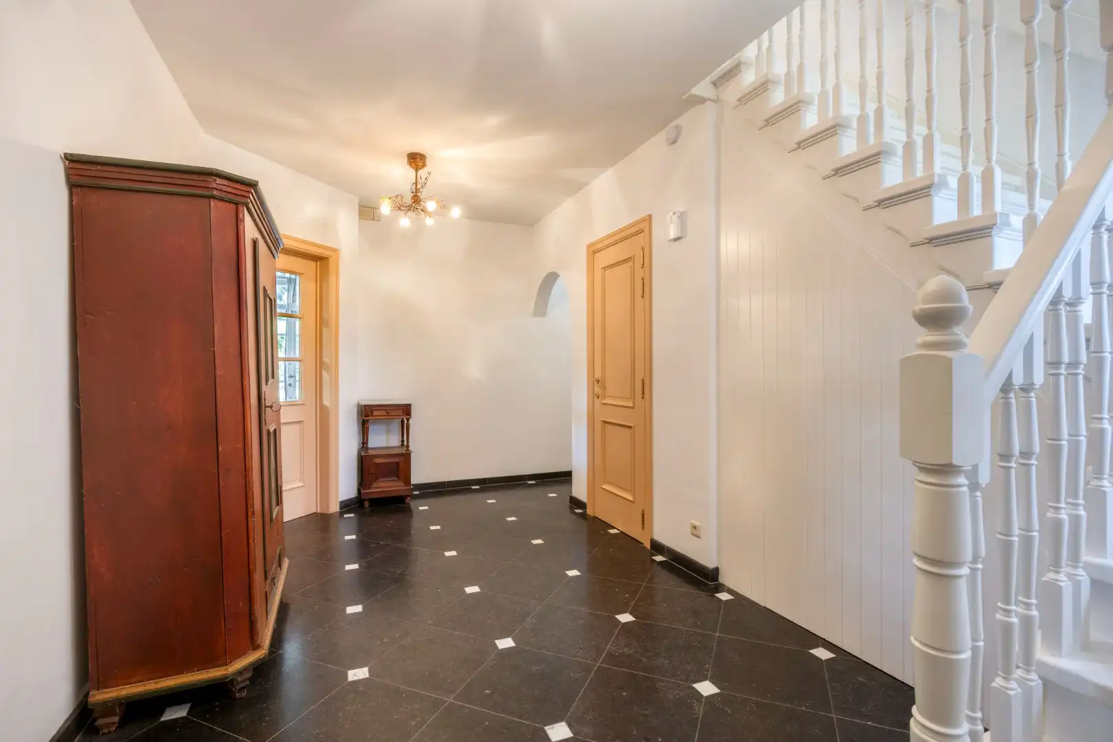 Villa met bureau,  5 slaapkamers, 2 badkamers en ruime tuin in Bierbeek! - EPC 172 kWh/m² - bewoonbare opp. 242 m² foto 2