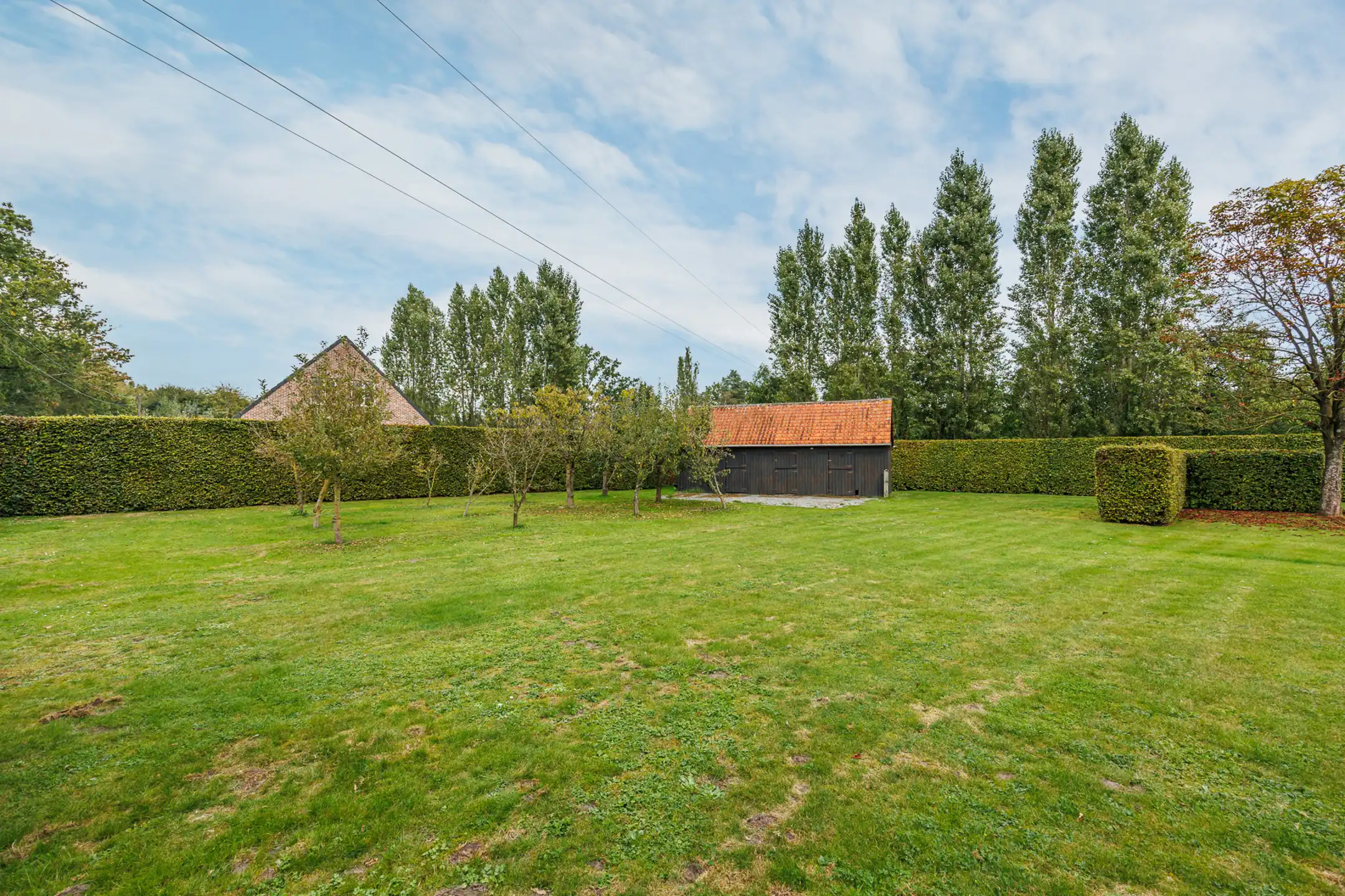 Ruime bouwgrond van 1.021m² voor open bebouwing foto {{pictureIndex}}