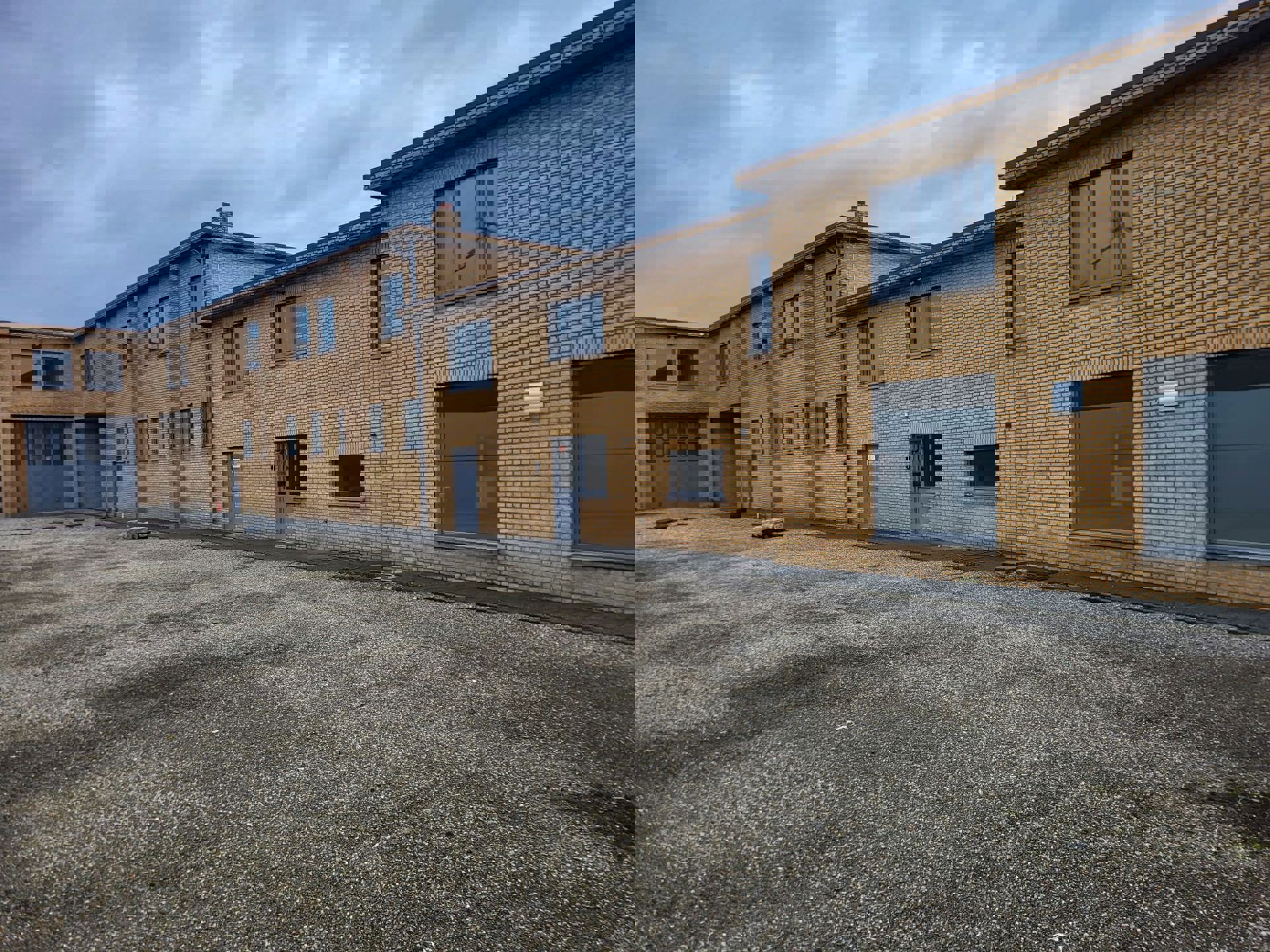 GENK TE HUUR: Grote bedrijfshal-Kantoor-Conciërgewoning foto 23