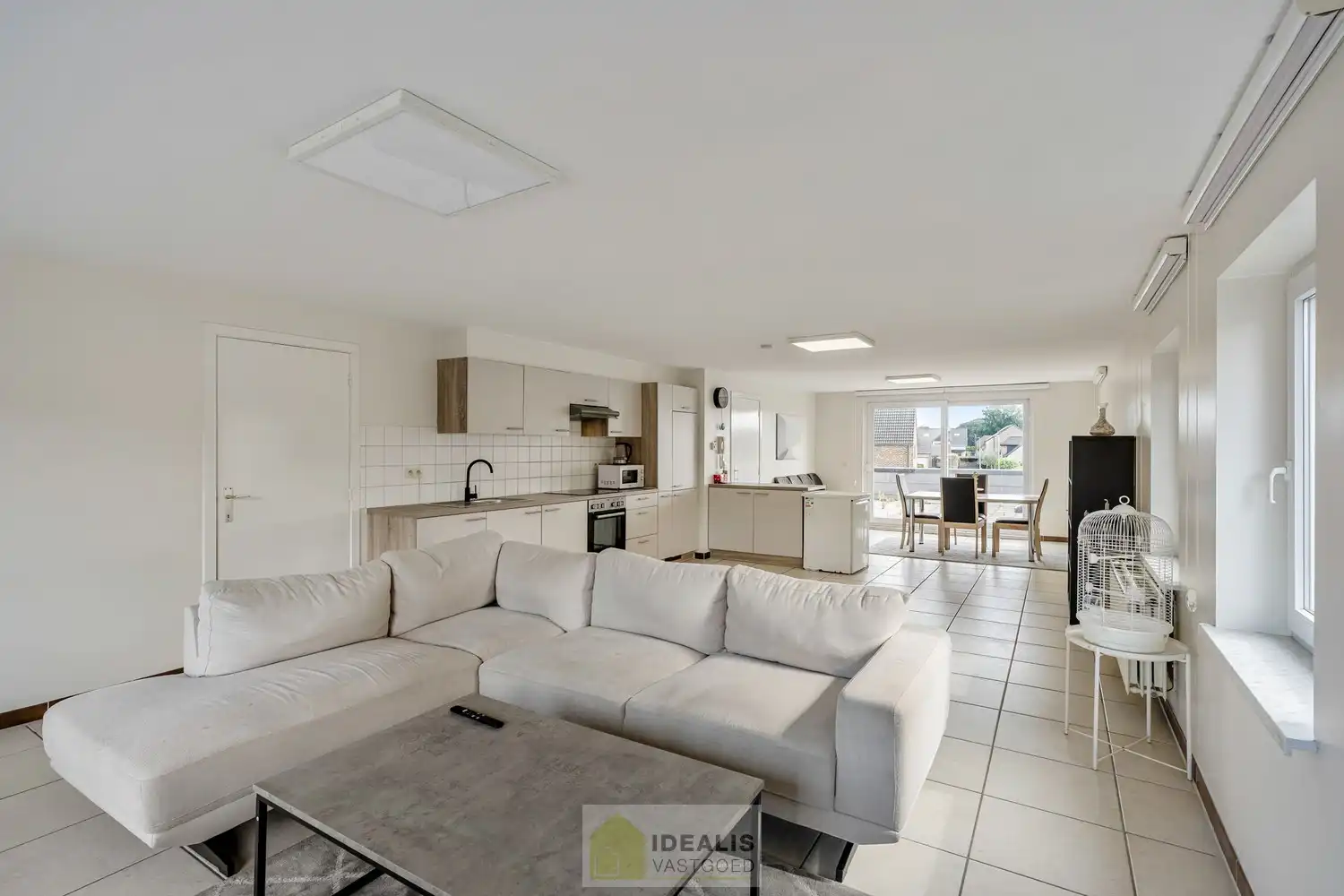 IDEALIS VASTGOED – DUPLEX APPARTEMENT GELEGEN OP UITERST CENTRALE LOCATIE TE HECHTEL-EKSEL. foto 11