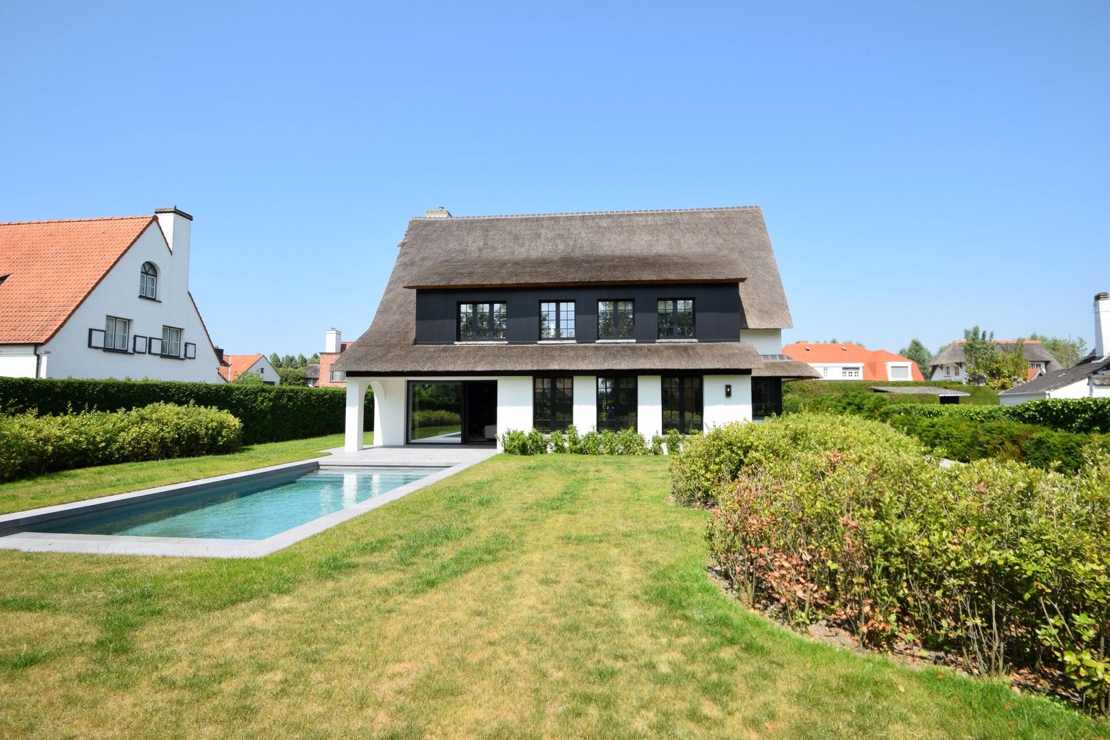 Alleenstaande villa uitzonderlijk rustig gelegen in een groene omgeving, aan de rand van het Zoute vlakbij de Kalfsmolen en de Graaf Jansdijk. foto {{pictureIndex}}