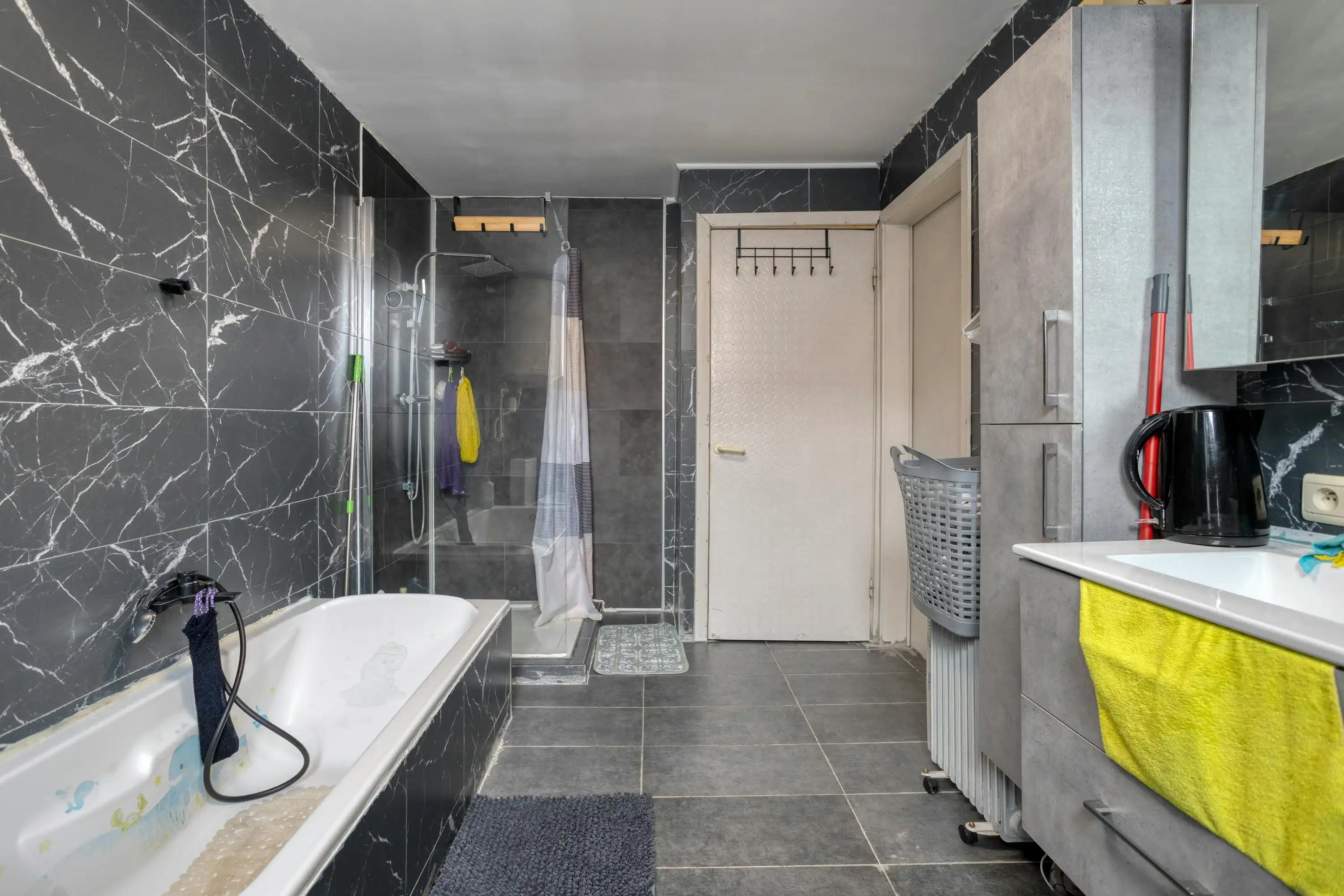 Een ruim huis vol potentieel te koop in Izegem foto 8