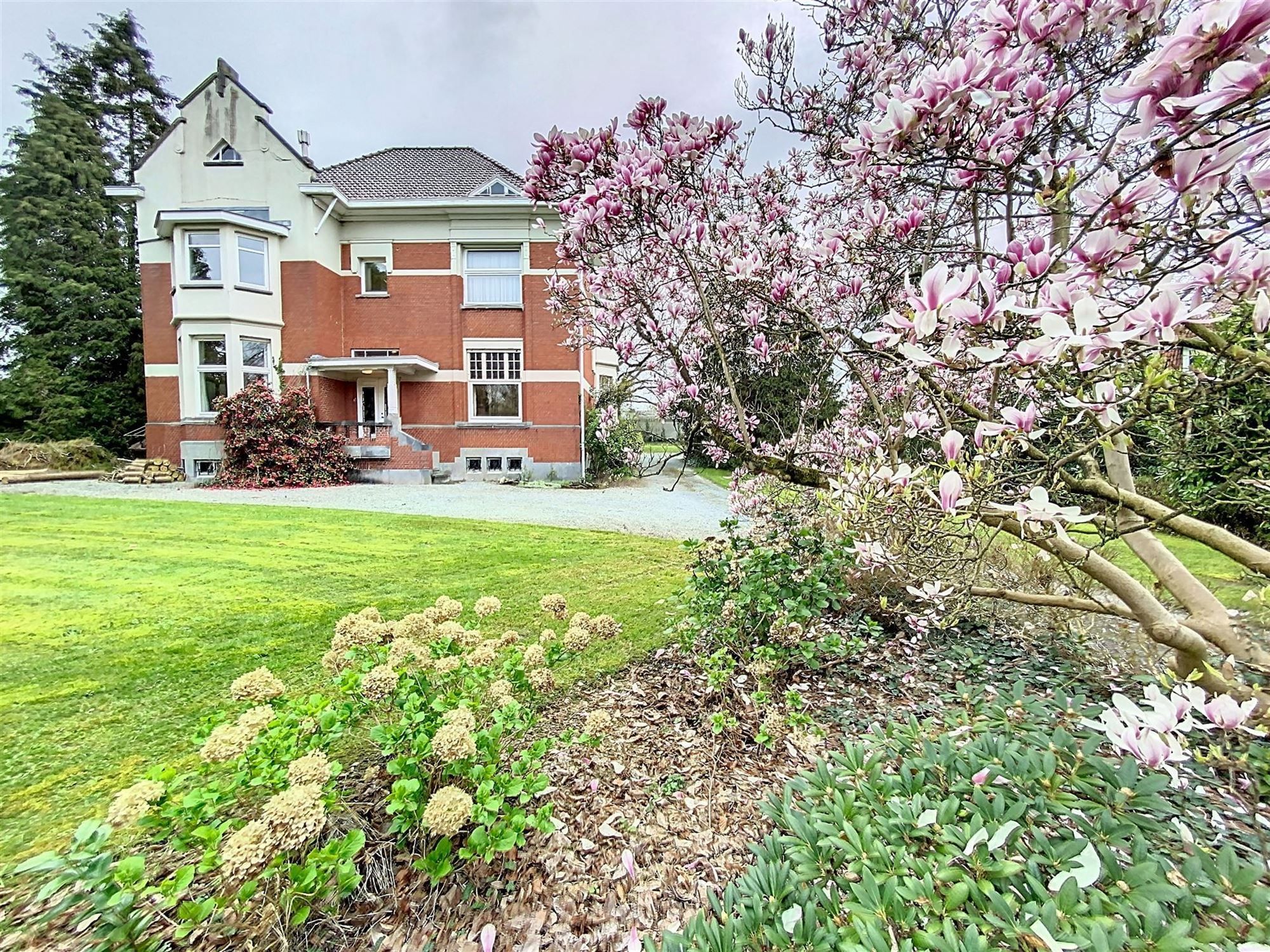 Majestueuze Heren Villa gelegen in de Art-Deco wijk van de stad foto 2