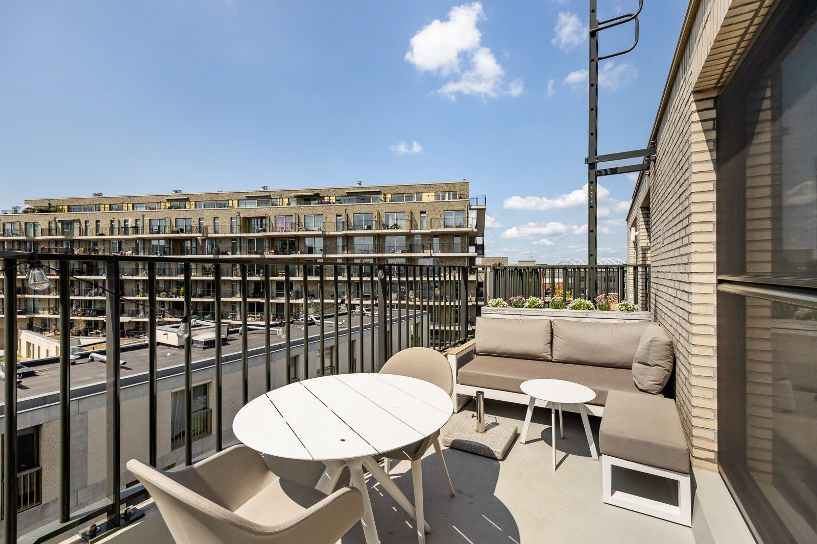 Compleet appartement met 2 slaapkamers, terras, kelder en parking. foto 11