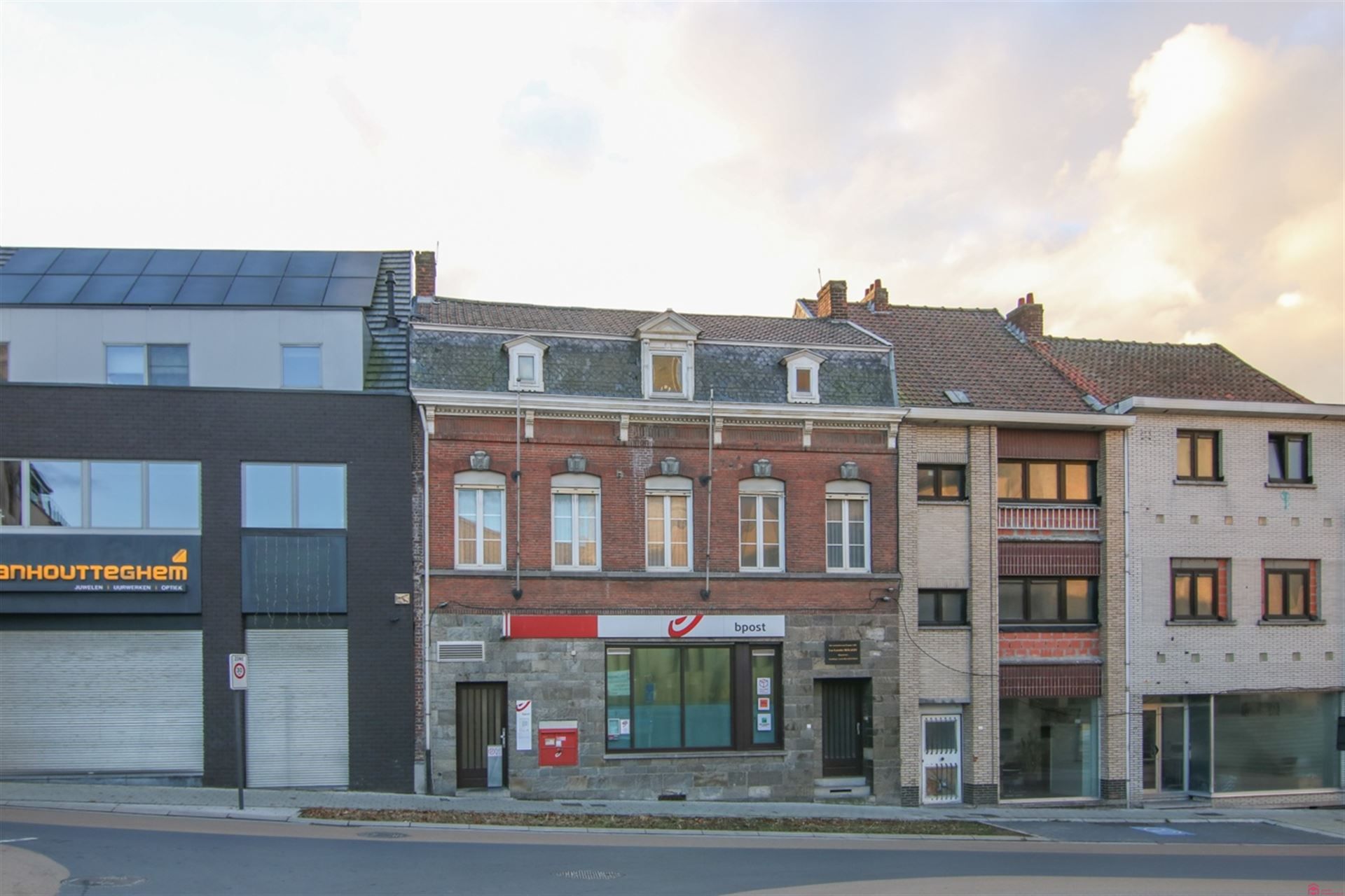 Handelspand met magazjin of projectgrond foto {{pictureIndex}}