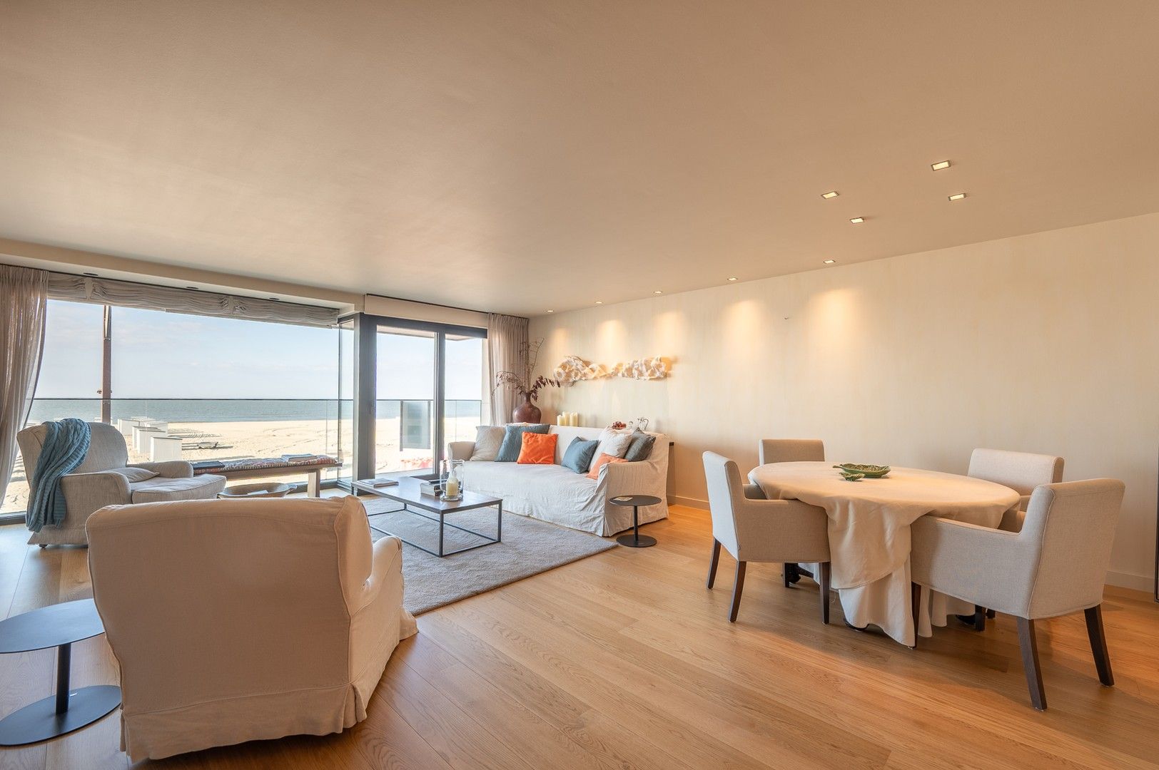 Prachtig appartement met frontaal zeezicht gelegen in hartje het Zoute met 6 meter gevelbreedte. foto 4