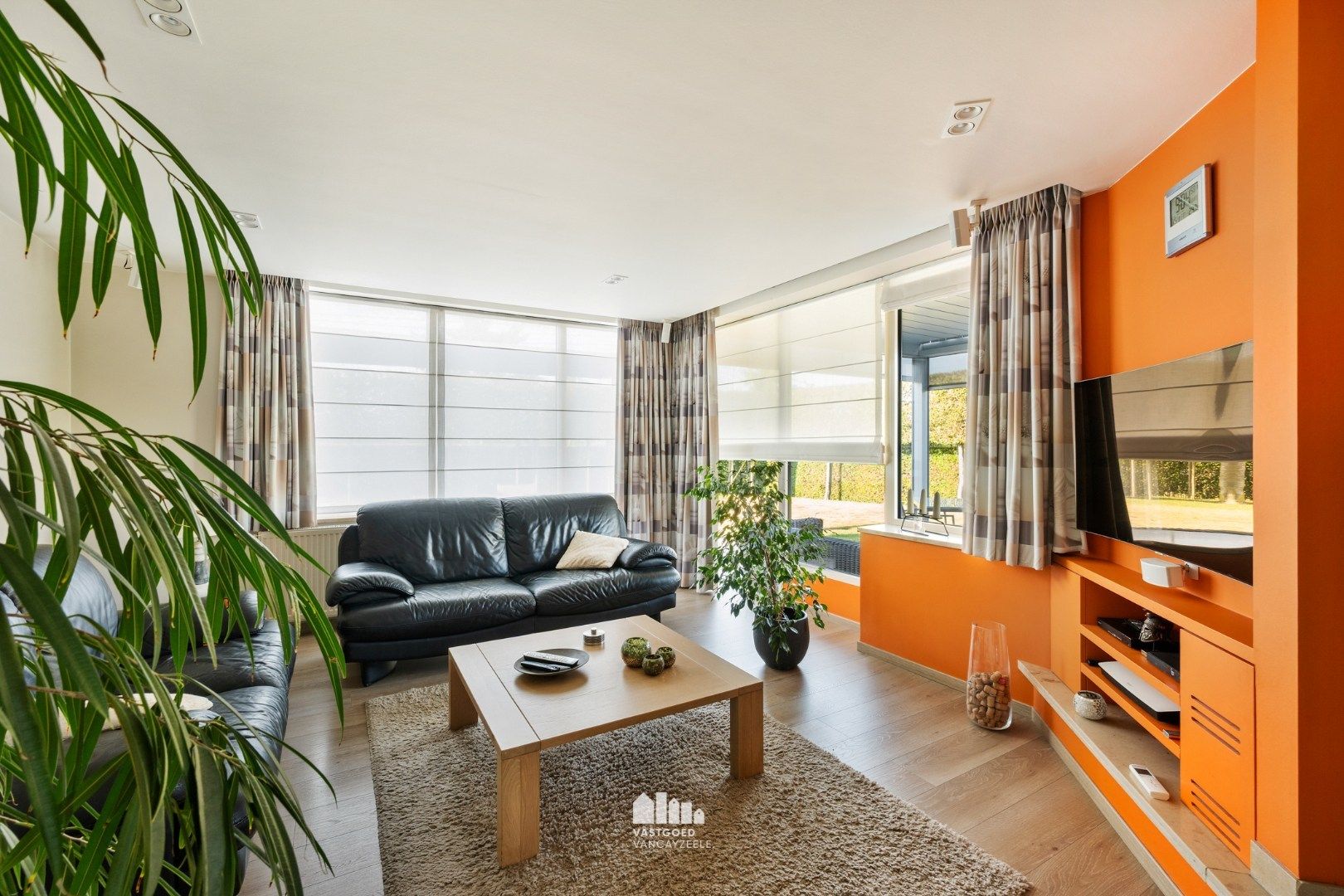 Goed onderhouden villa met grote tuin en twee garages op centrale ligging.   foto 7