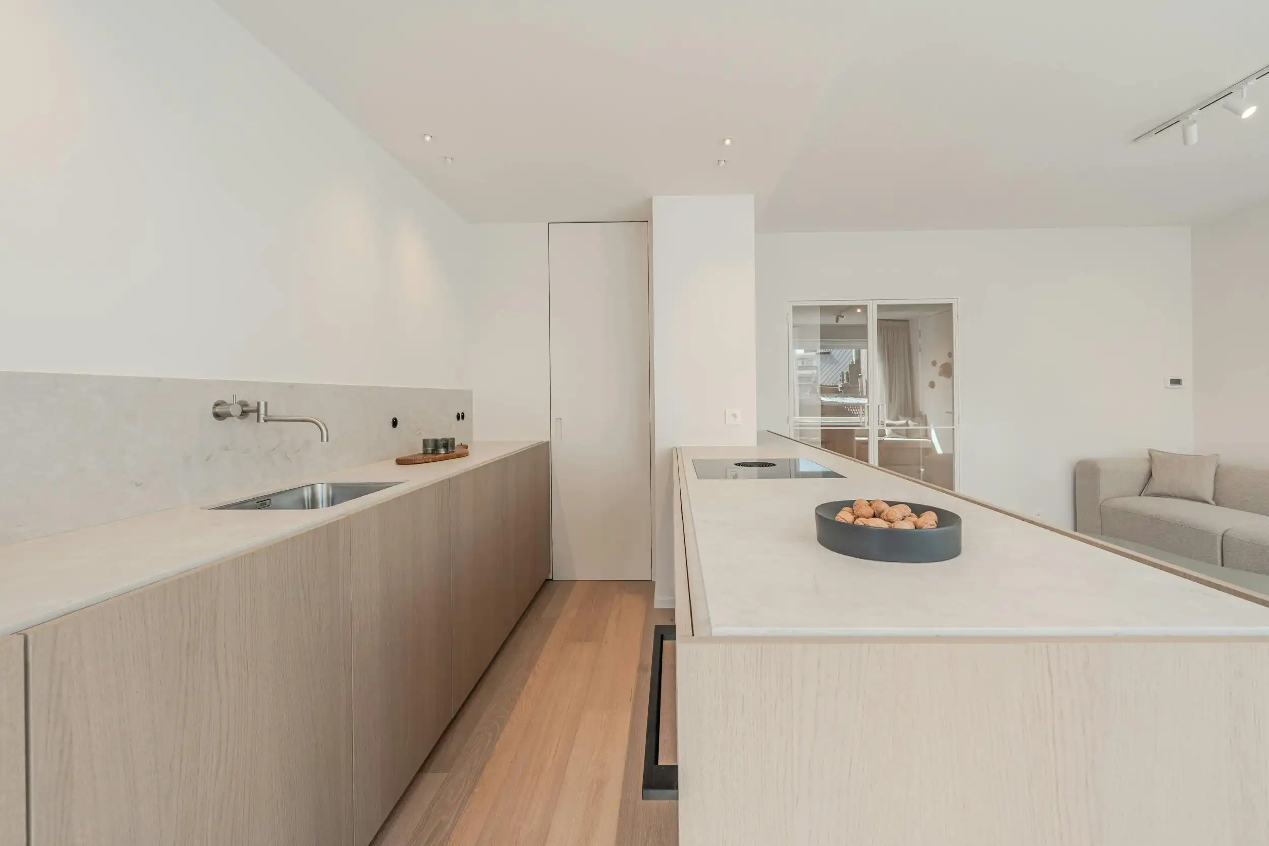 Luxueus gerenoveerd 2-slaapkamerappartement te Oostende foto 8