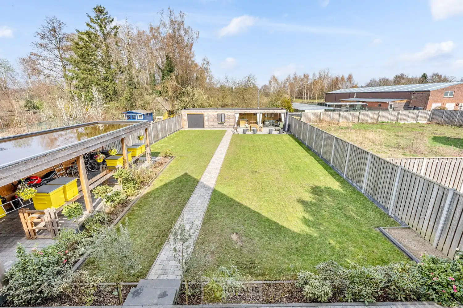 Recent gerenoveerde en perfect onderhouden eengezinswoning met lichtrijke leefruimte, praktisch uitgeruste keuken, 3 slaapkamers, knappe badkamer en knap bijgebouw! foto 57