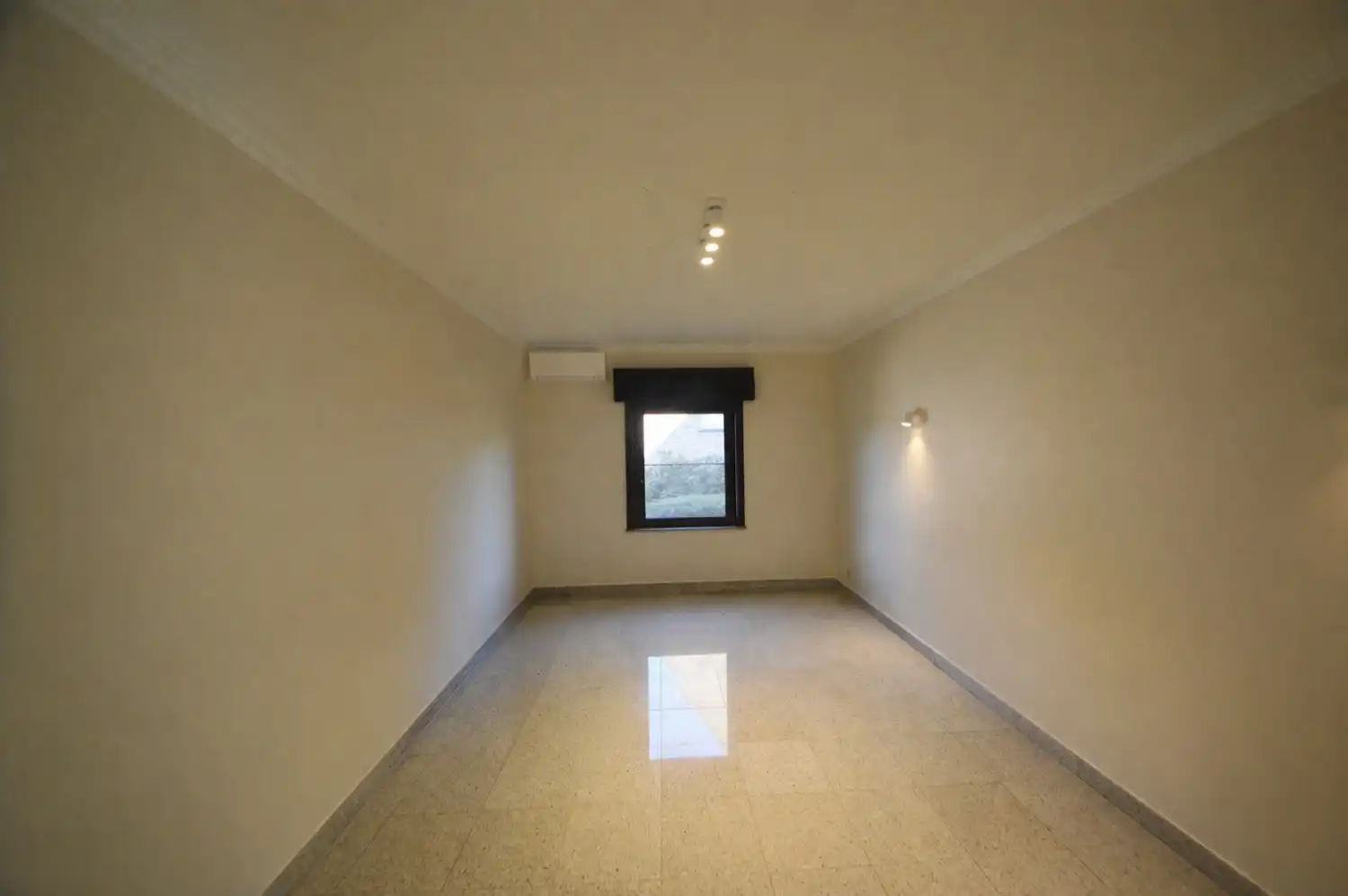 Ruim en lichtrijk gerenoveerd appartement (182 m²) INCLUSIEF GARAGE EN PARKING foto 8