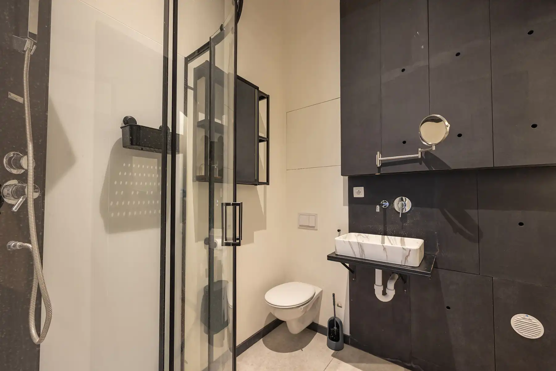 Instapklaar gelijkvloers 1-slaapkamerappartement met terras! foto 8