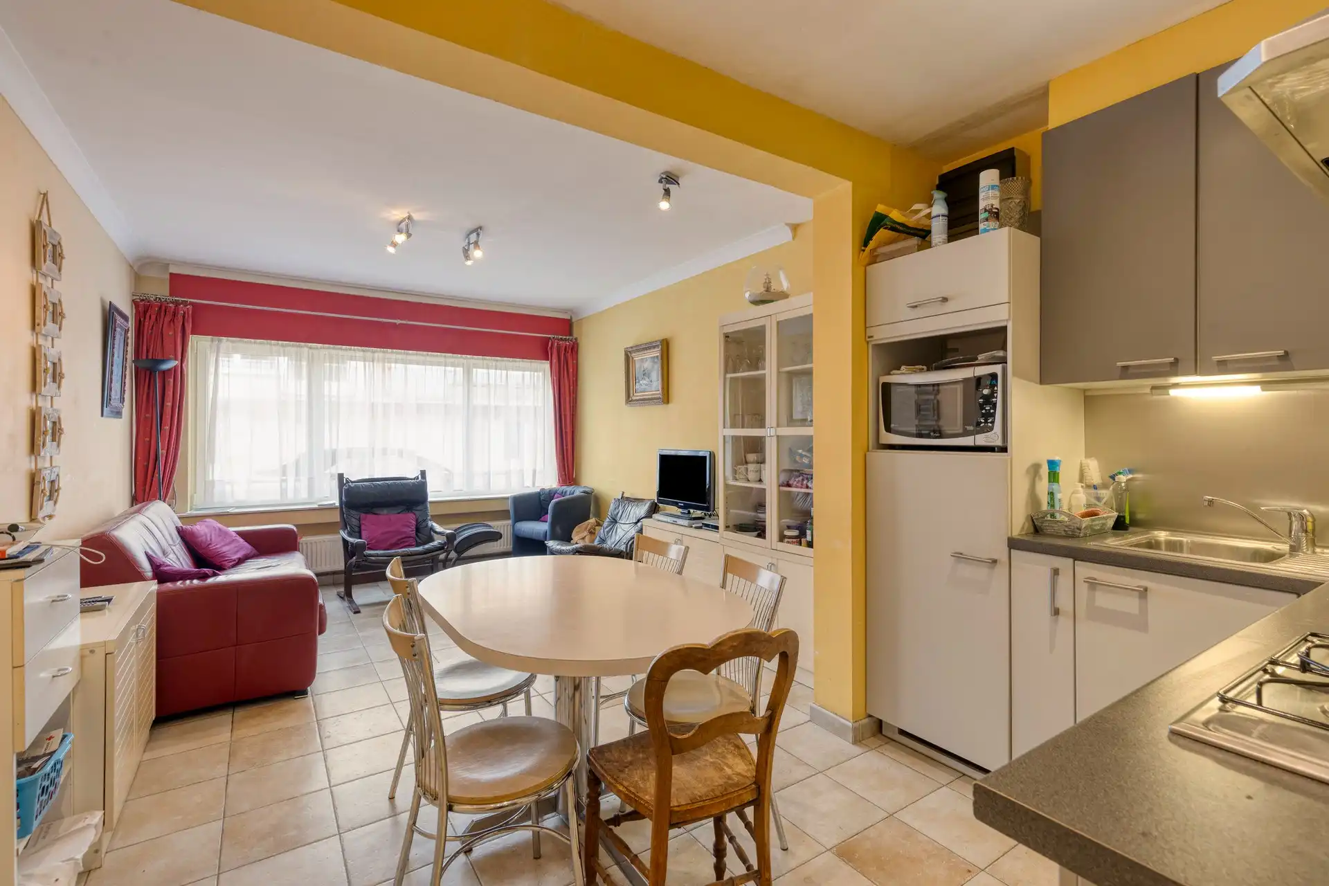 Gelijkvloers appartement met 2 slaapkamers te Westende. foto {{pictureIndex}}