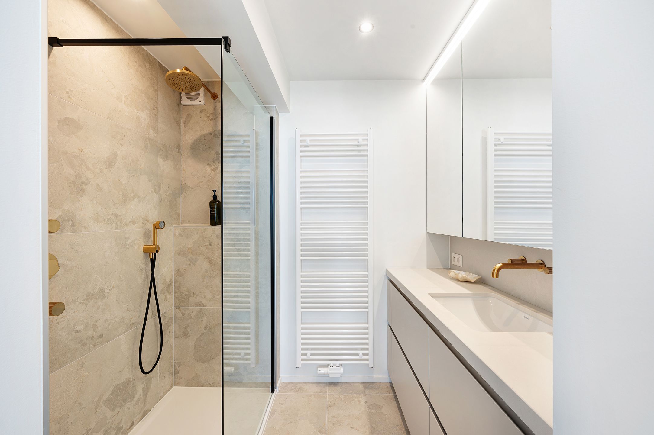 Instapklaar appartement op de Zeedijk in een mooi hoekgebouw foto 27
